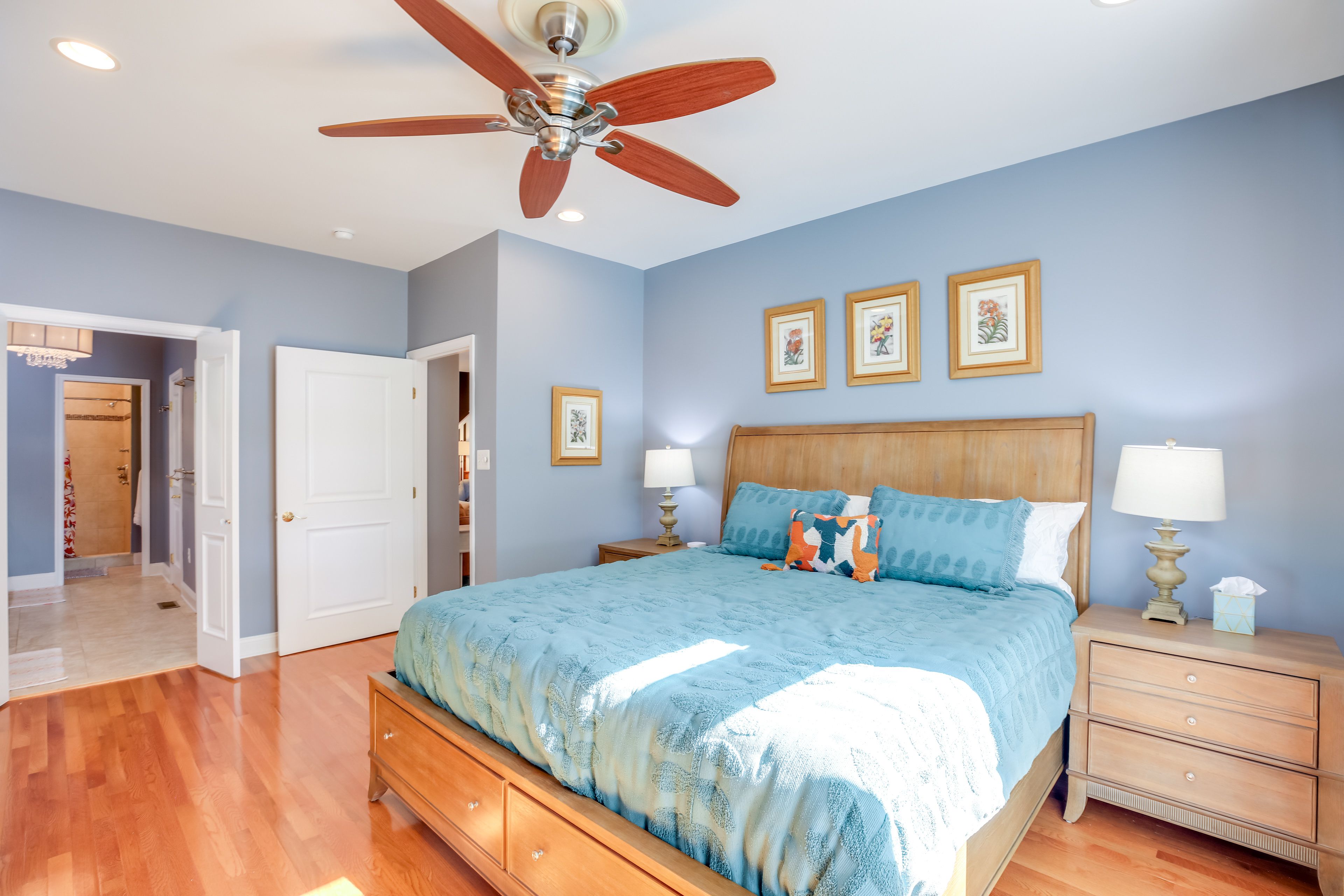 Bedroom 2 | King Bed | Smart TV | Desk | En-Suite Bathroom