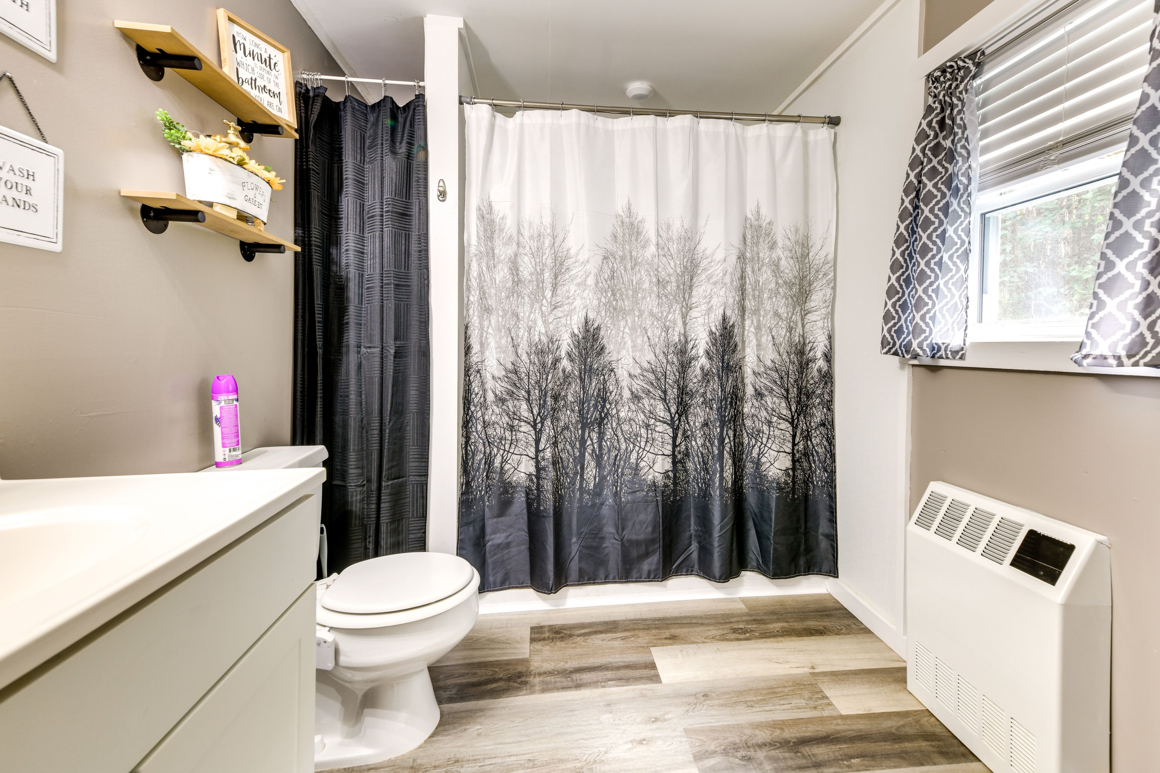 Full Bathroom | 1st Floor | Complimentary Toiletries | Towels Provided