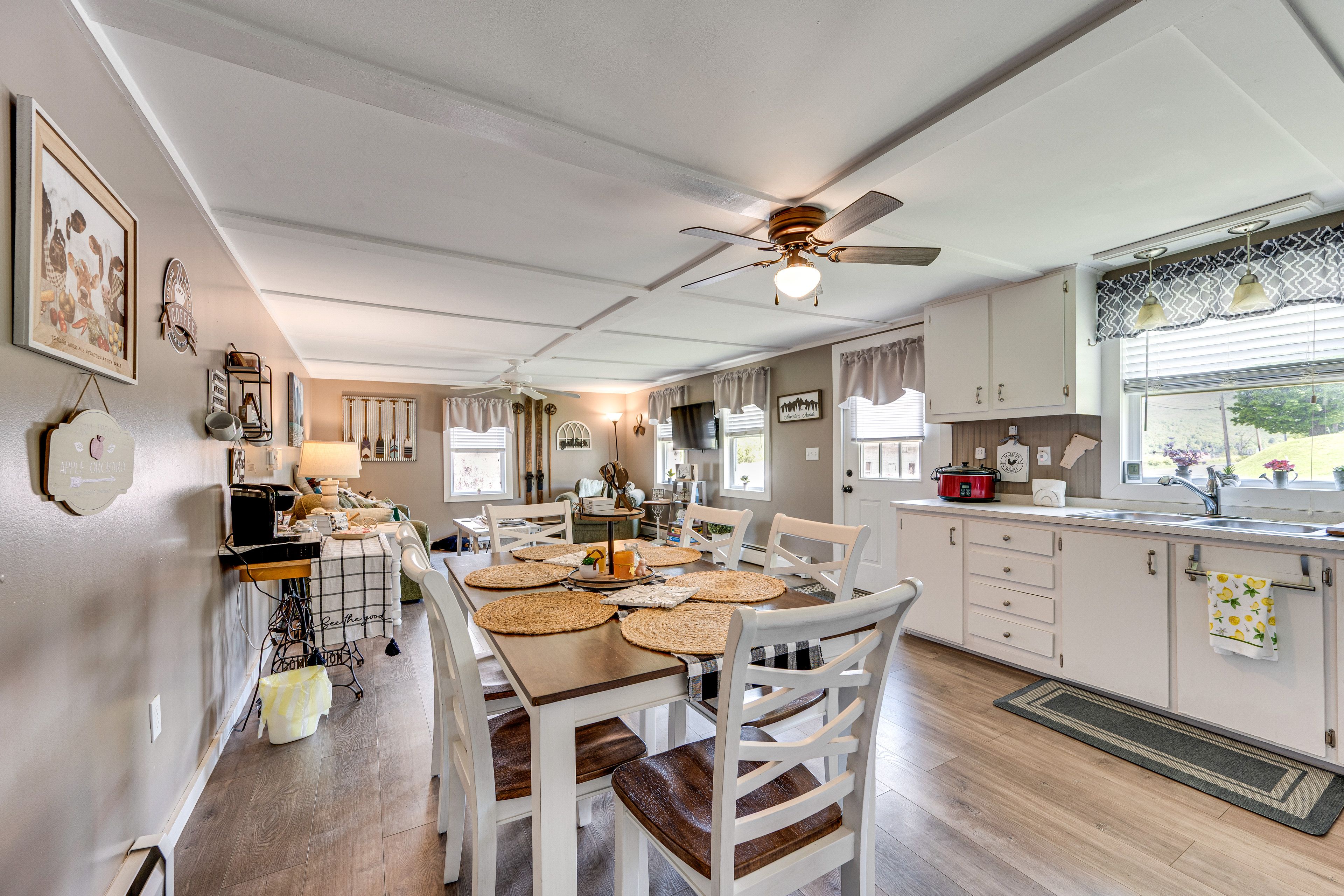 Dining Area | Dishes & Flatware Provided