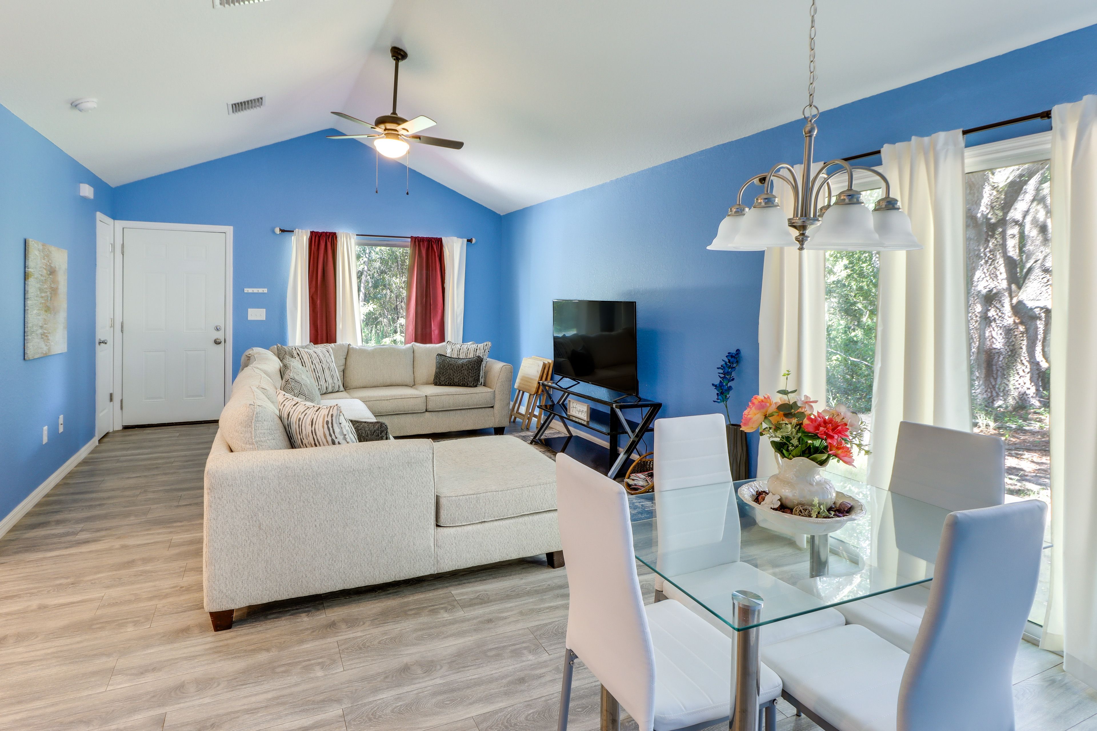 Dining Area | Dishware & Flatware Provided