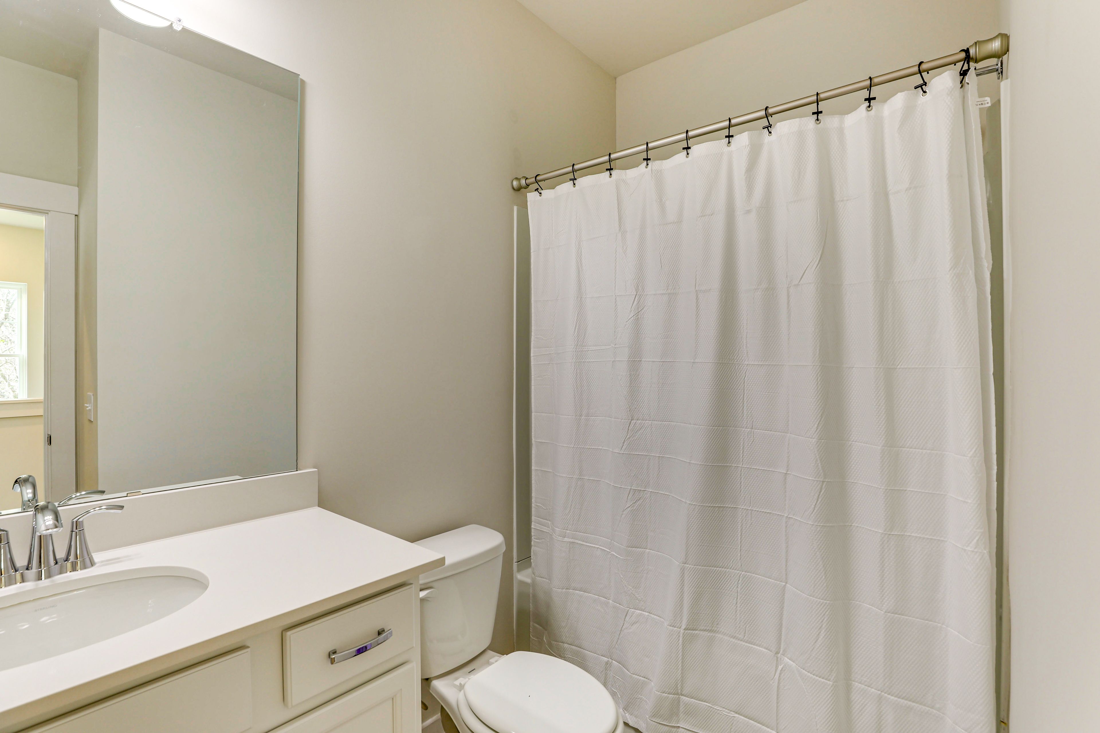 Full Bathroom | 3rd Floor | Towels Provided