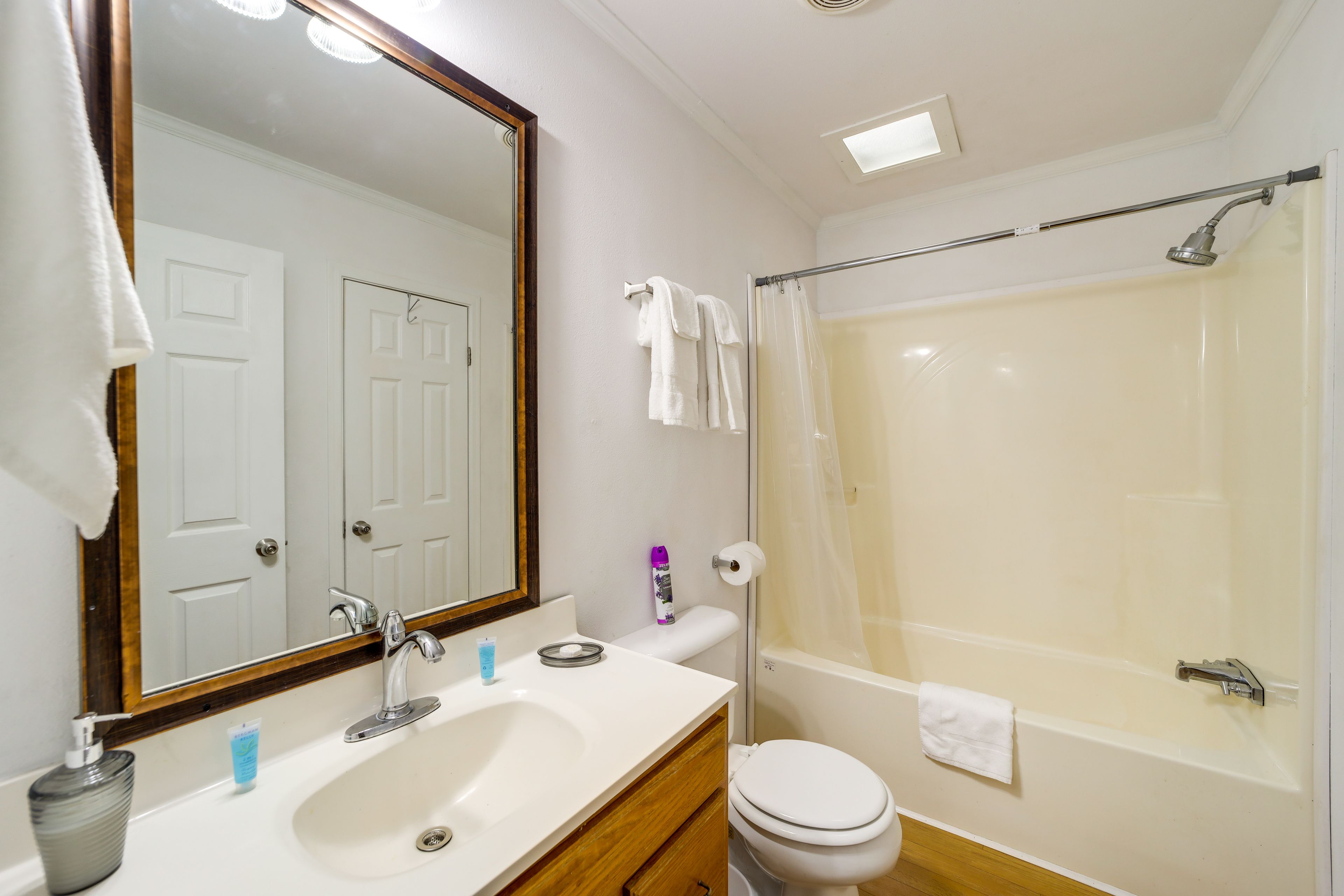 Full Bathroom | Complimentary Toiletries