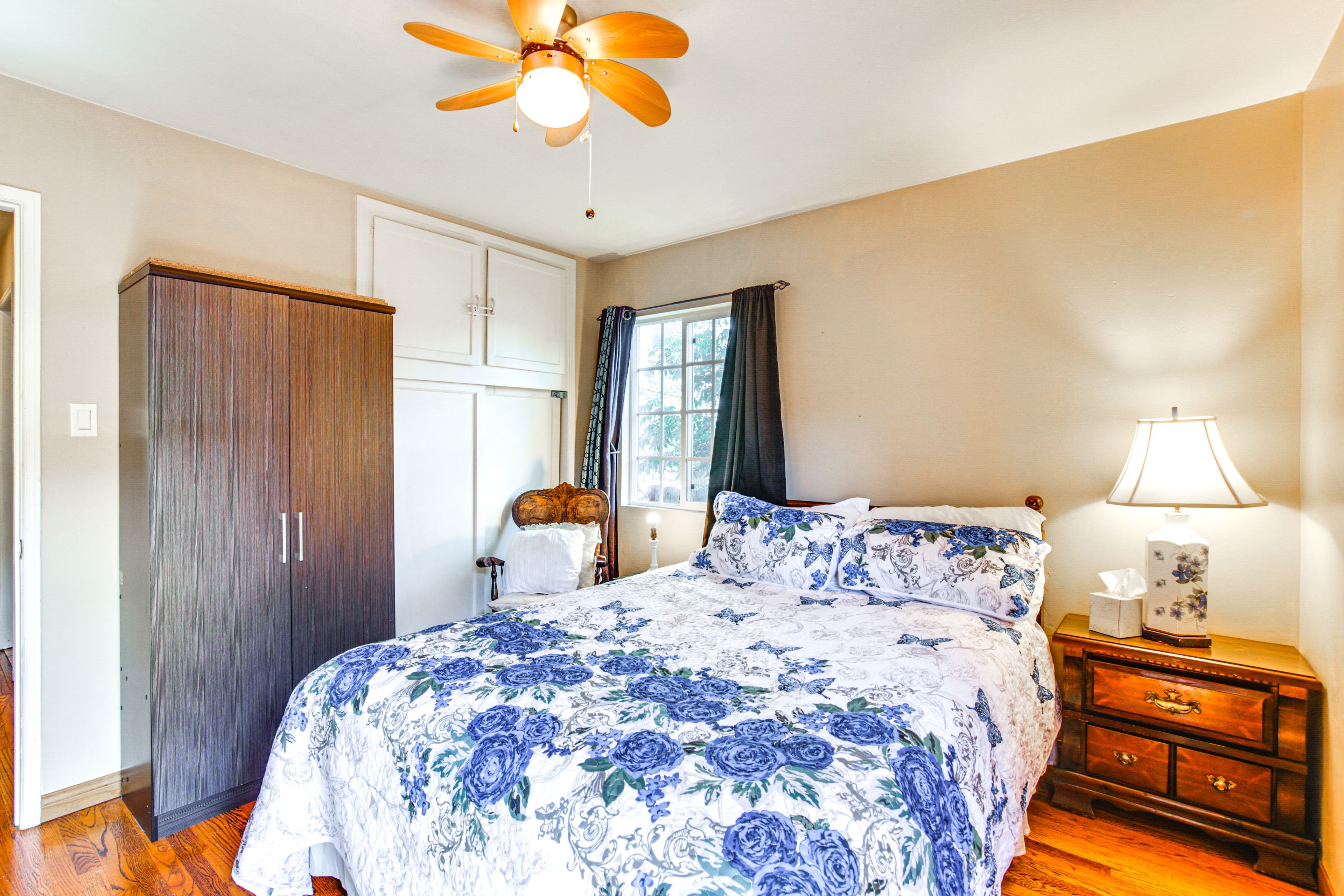 Bedroom 1 | Queen Bed | Linens Provided | Ceiling Fans | Smart TV