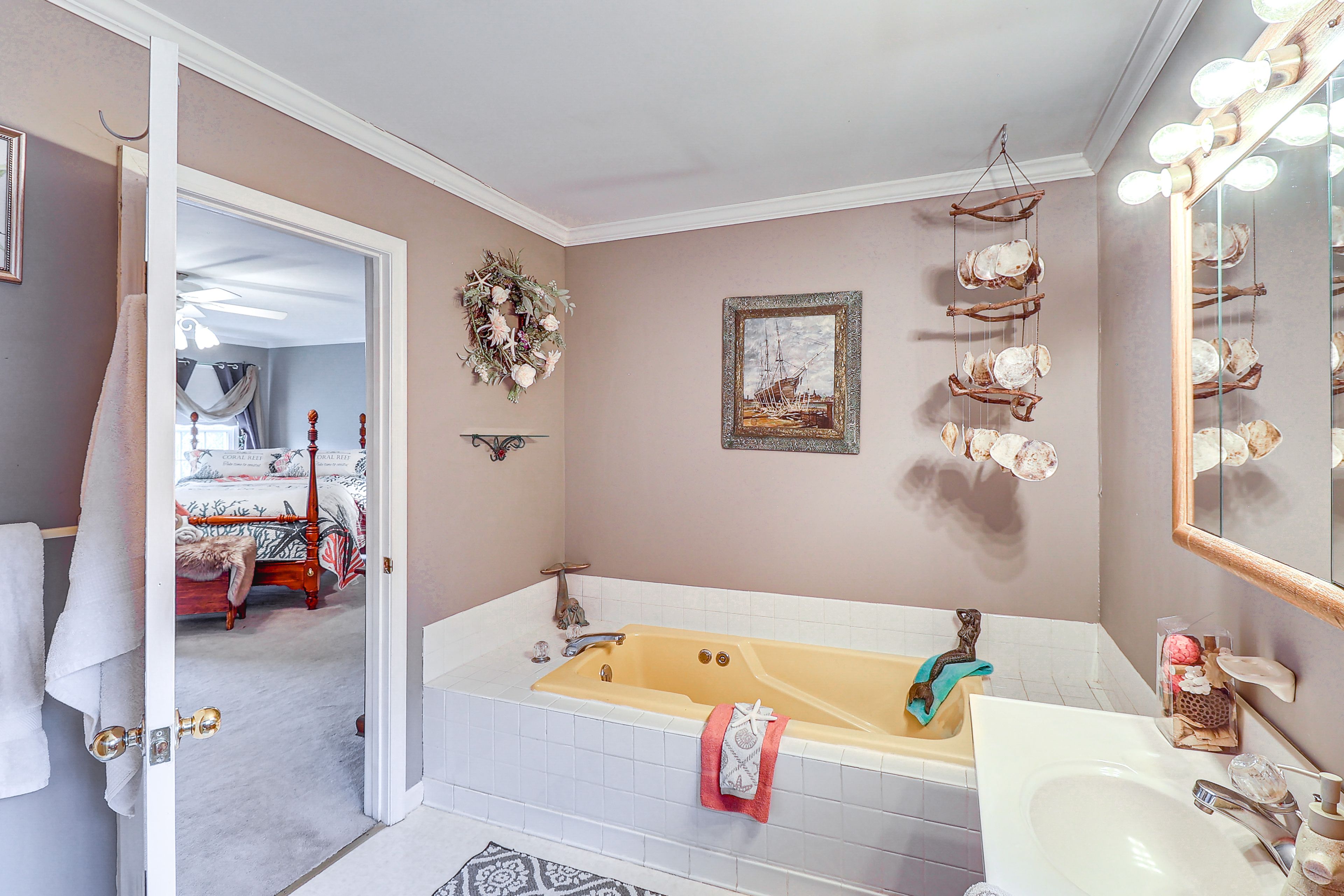 Full Bathroom | Shower | Complimentary Toiletries | 2nd Floor