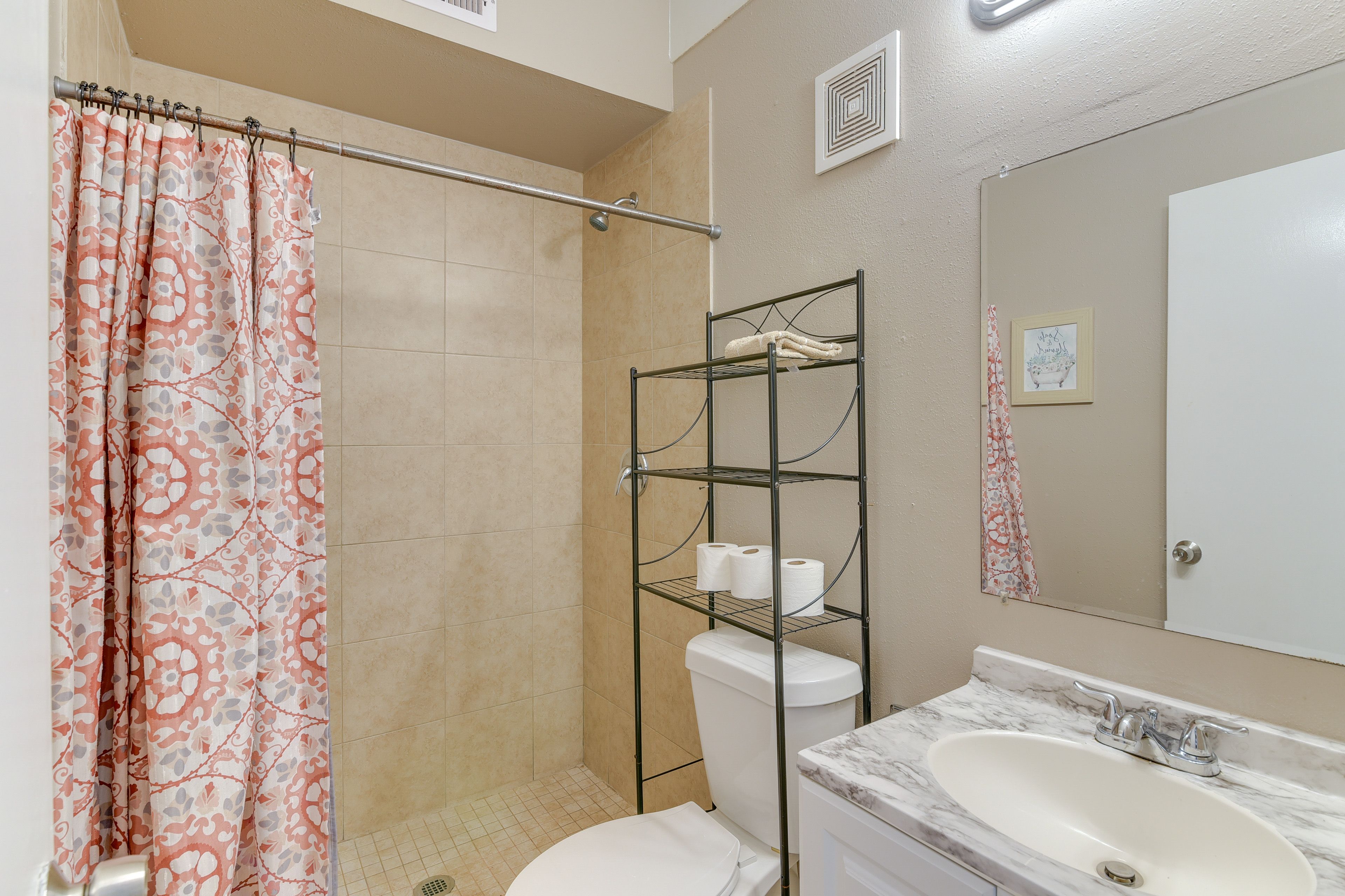 Full Bathroom | Towels Provided | Complimentary Toiletries