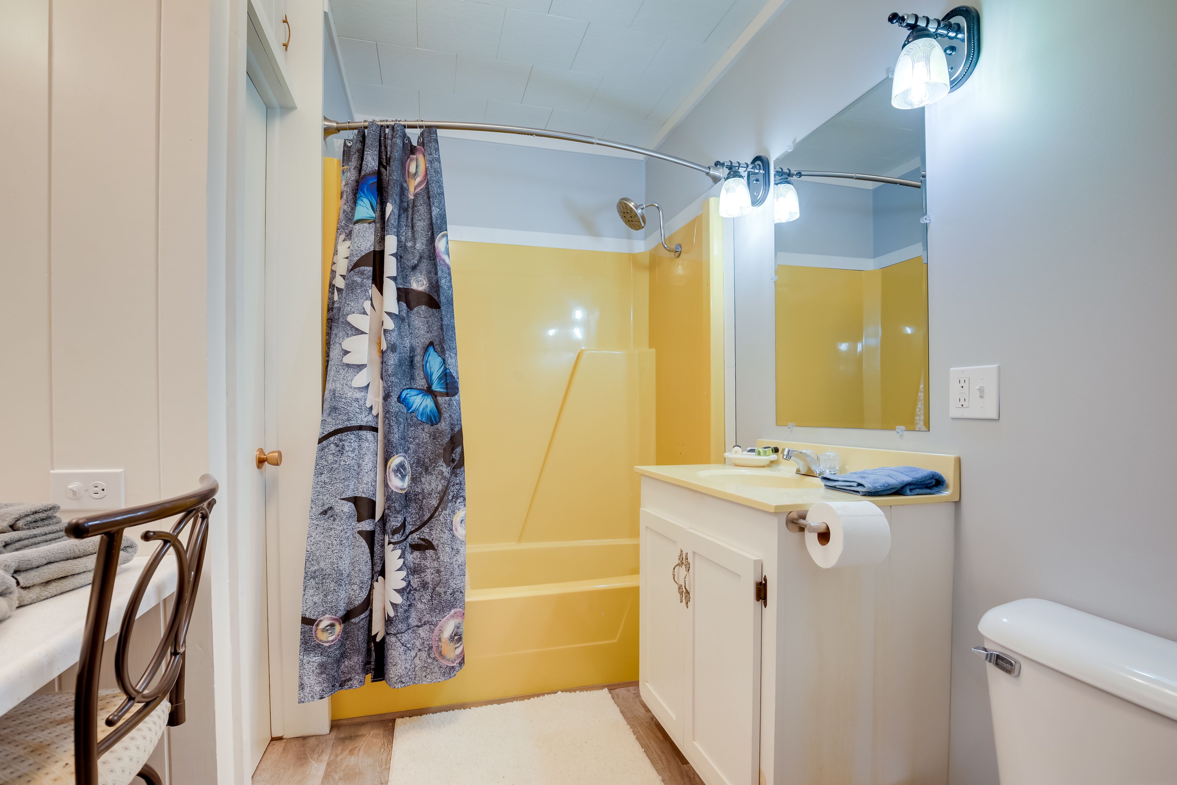 Bathroom | Complimentary Toiletries | Towels Provided