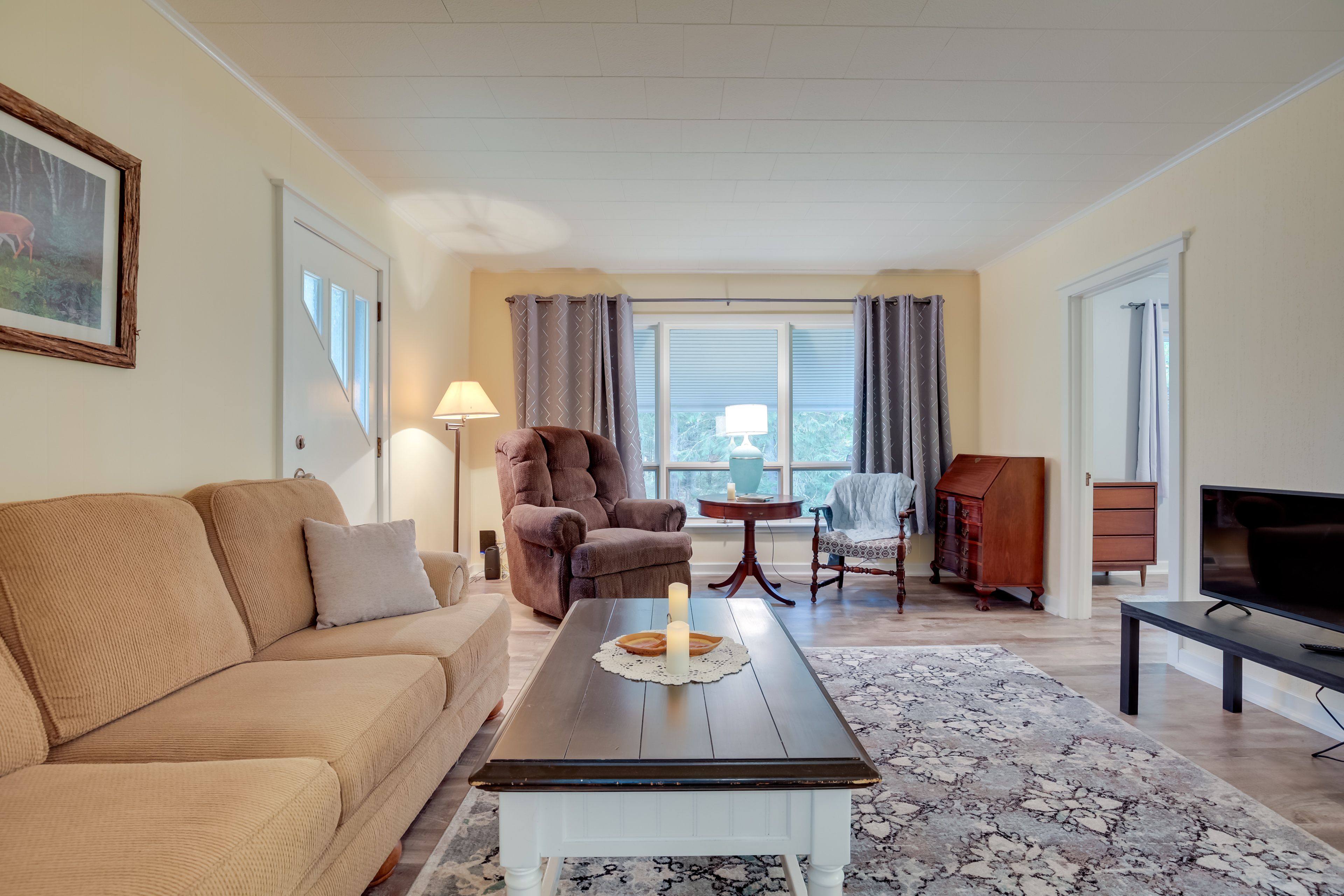 Living Room | Free WiFi | Smart TV