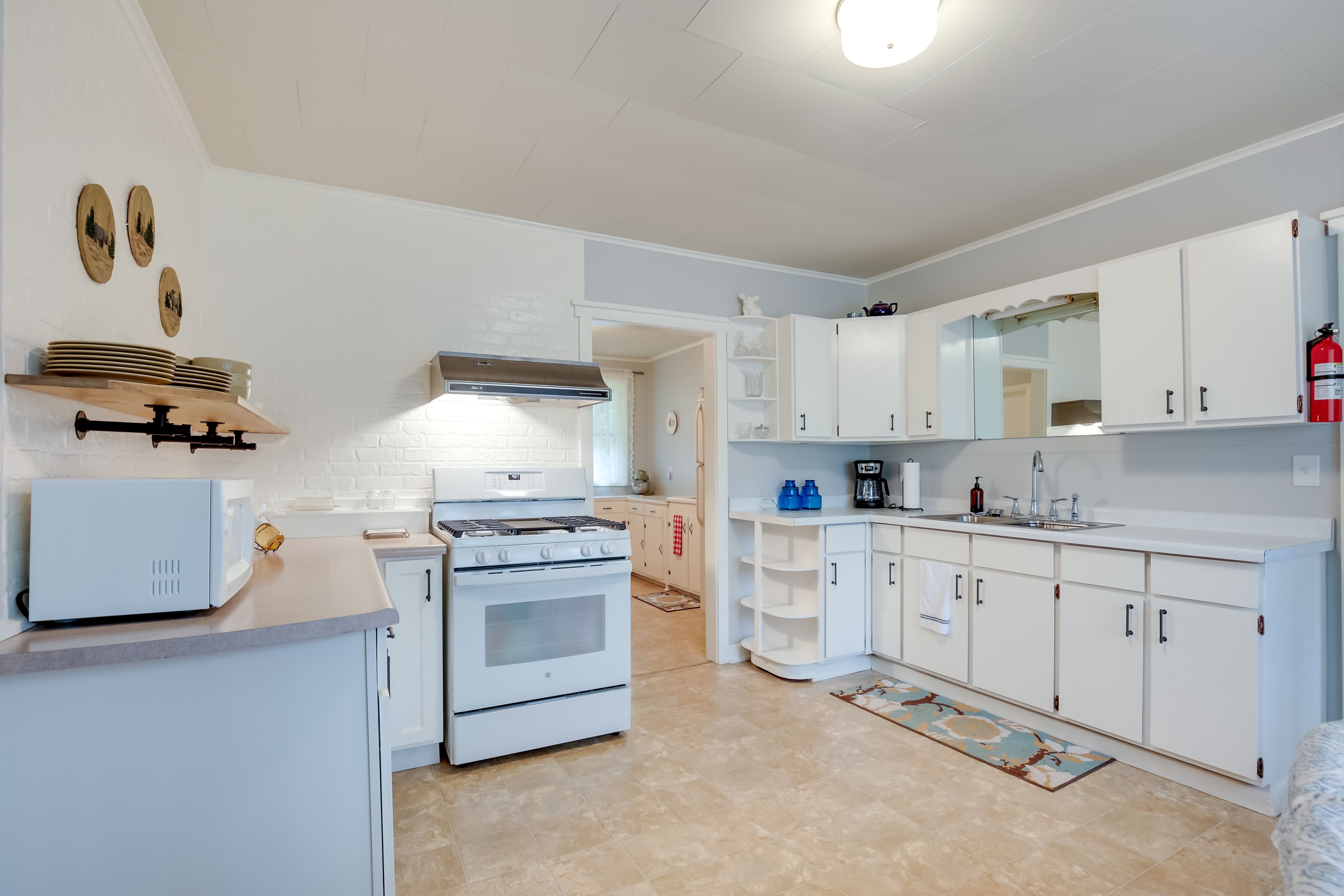 Kitchen | Cooking Basics | Coffee Maker | Paper Towels/Trash Bags Provided