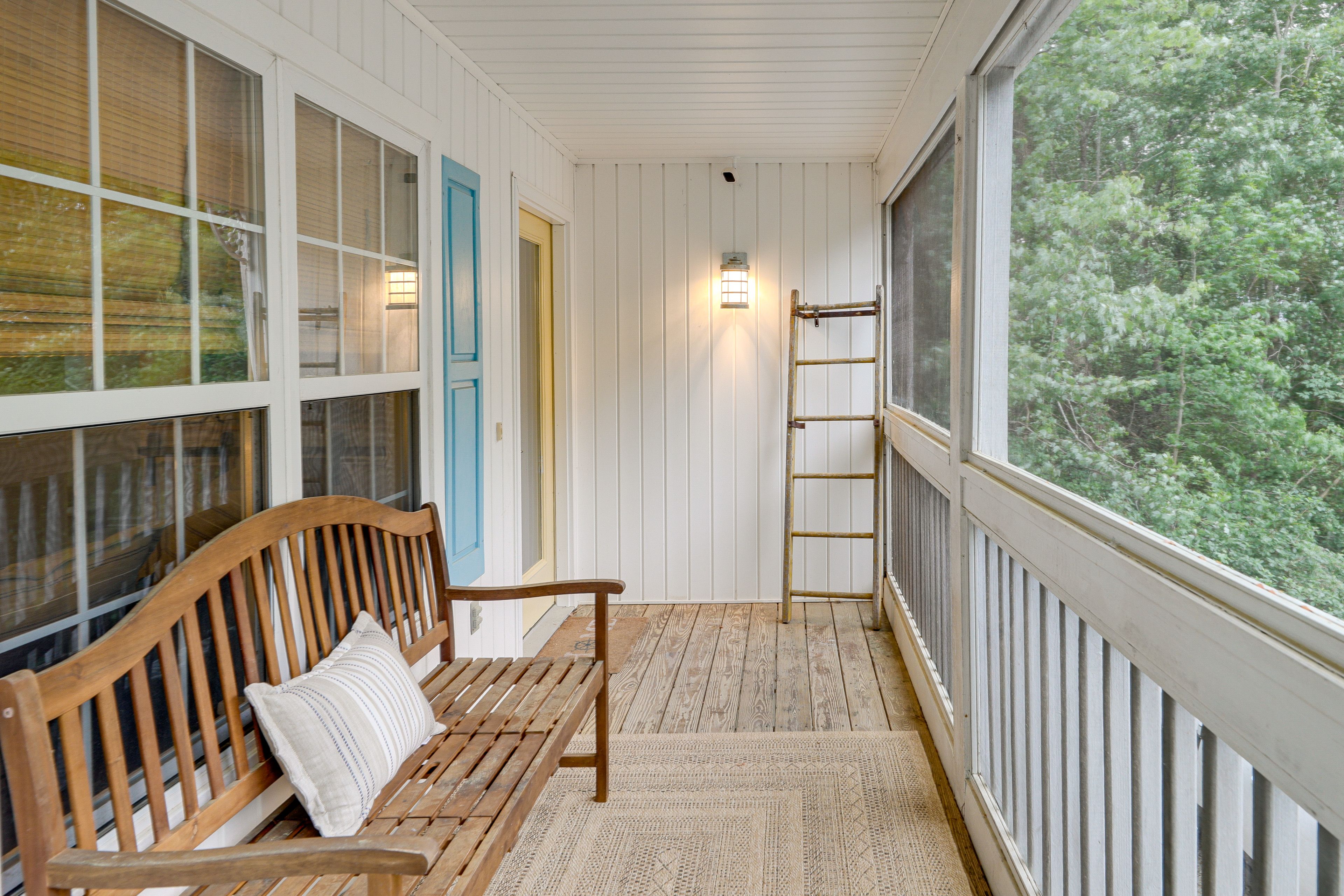 Screened Porch | Outdoor Dining & Seating