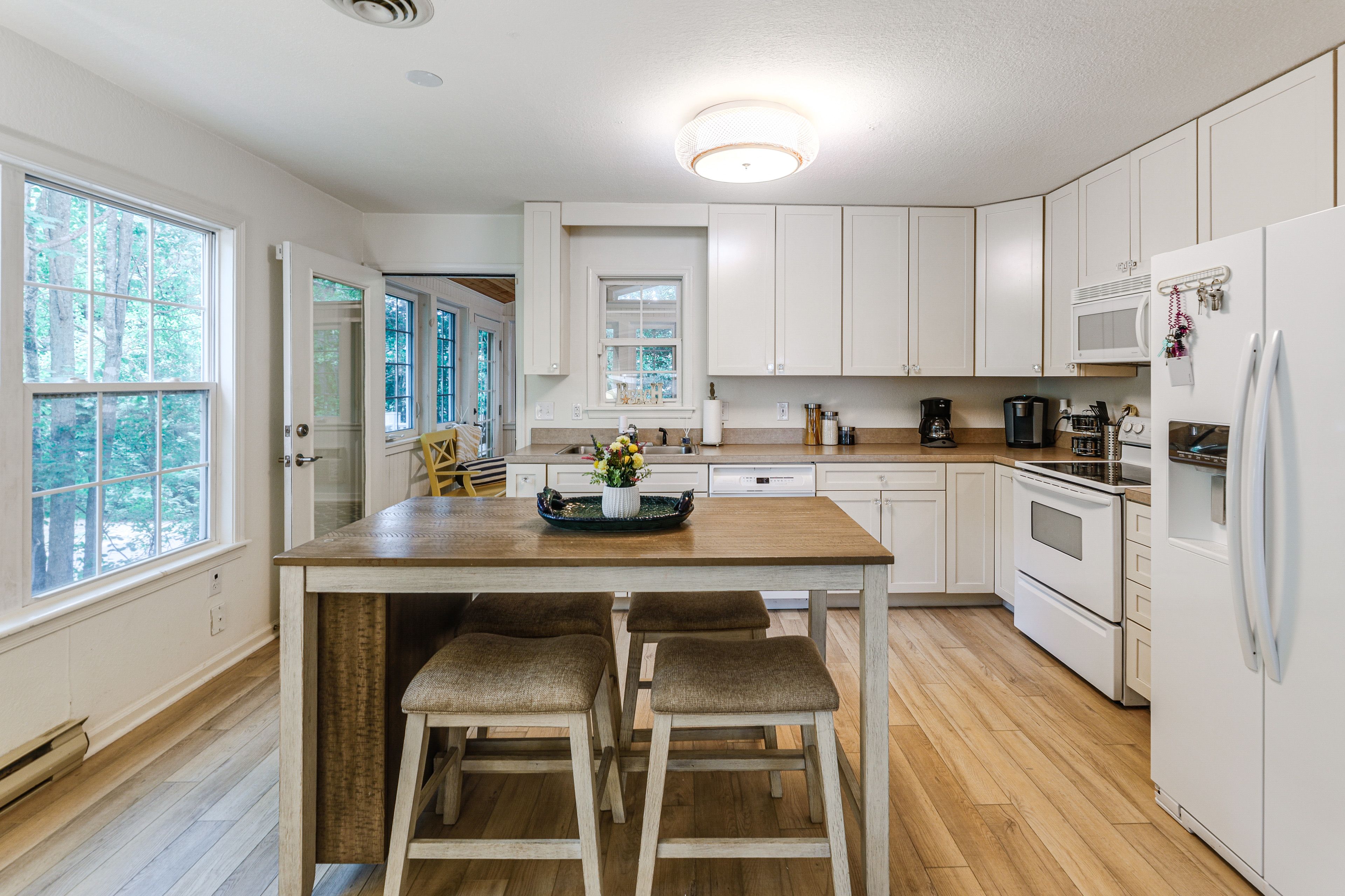 Kitchen | Cooking Basics | Island Dining | Main Floor
