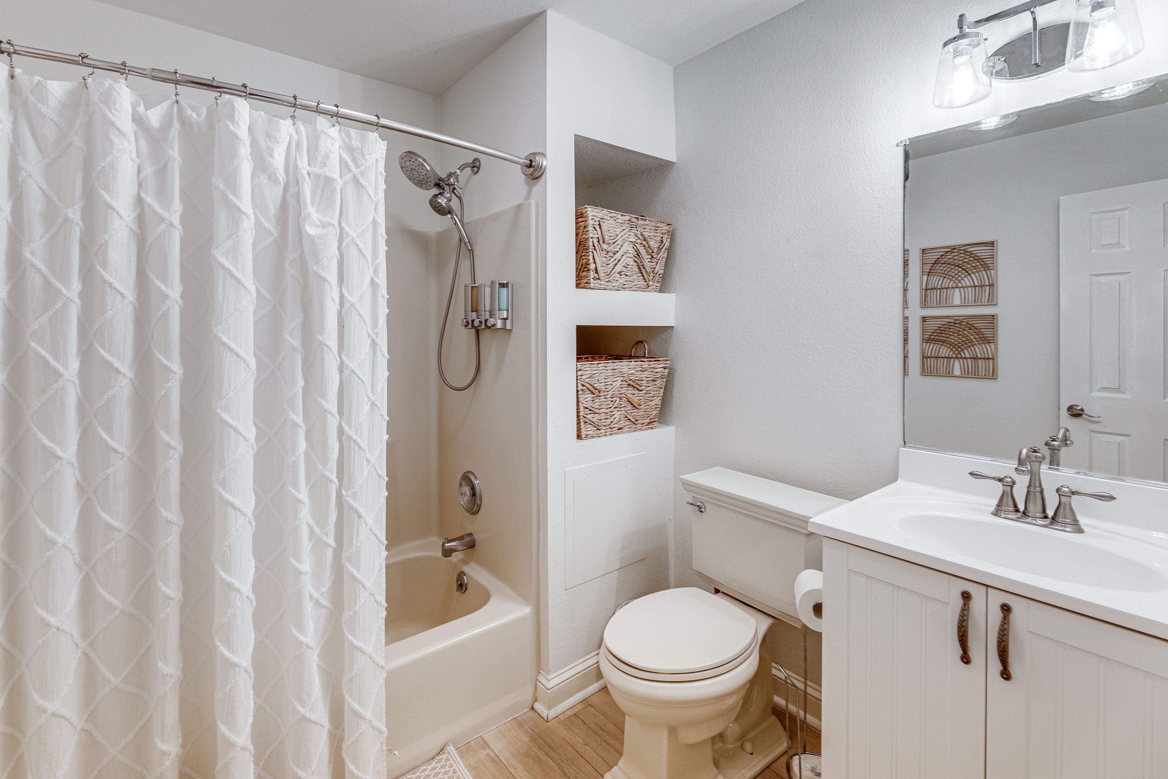 Full Bathroom | Main Floor | Towels Provided