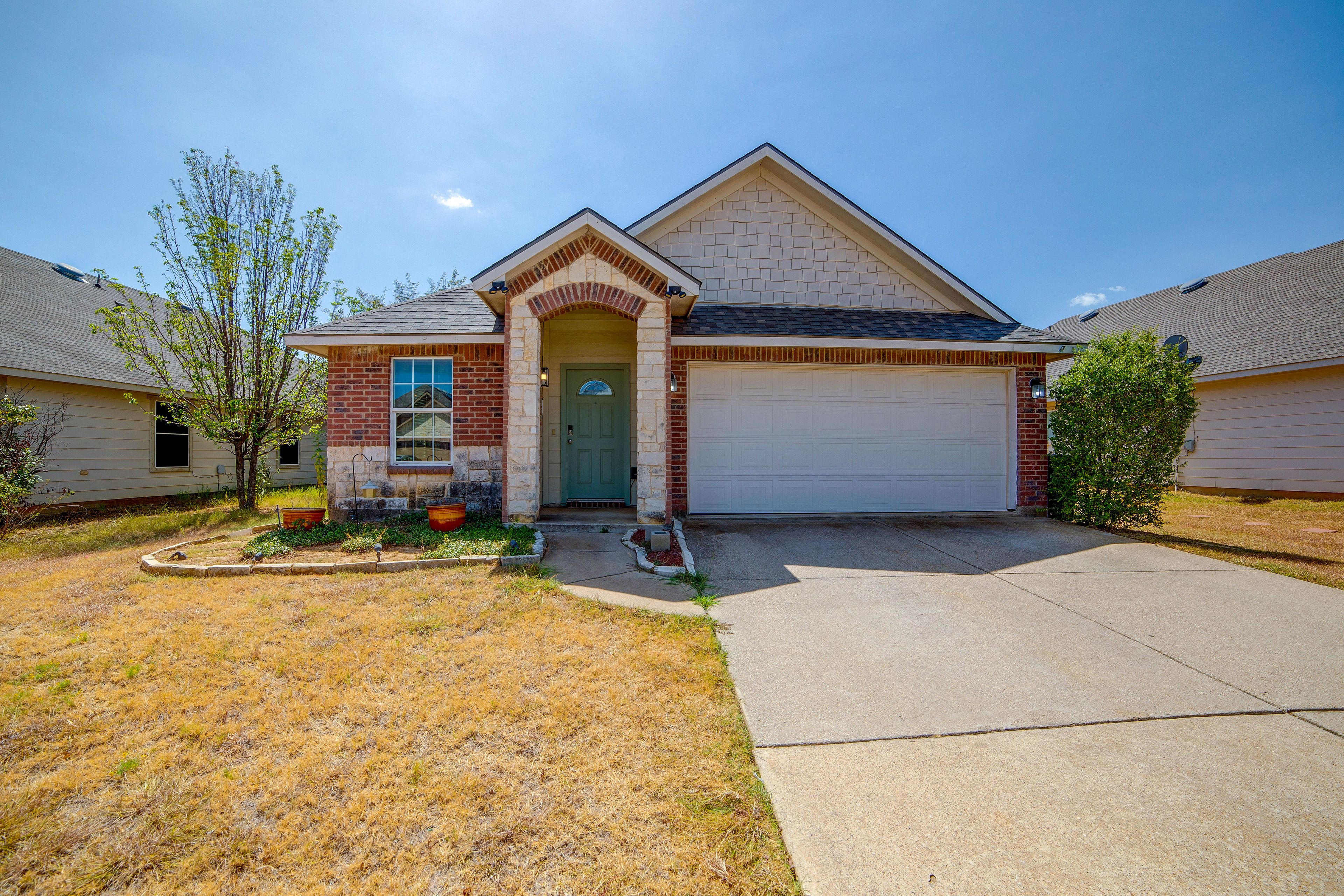 Exterior | Driveway (2 Vehicles) | Garage (1 Vehicle)