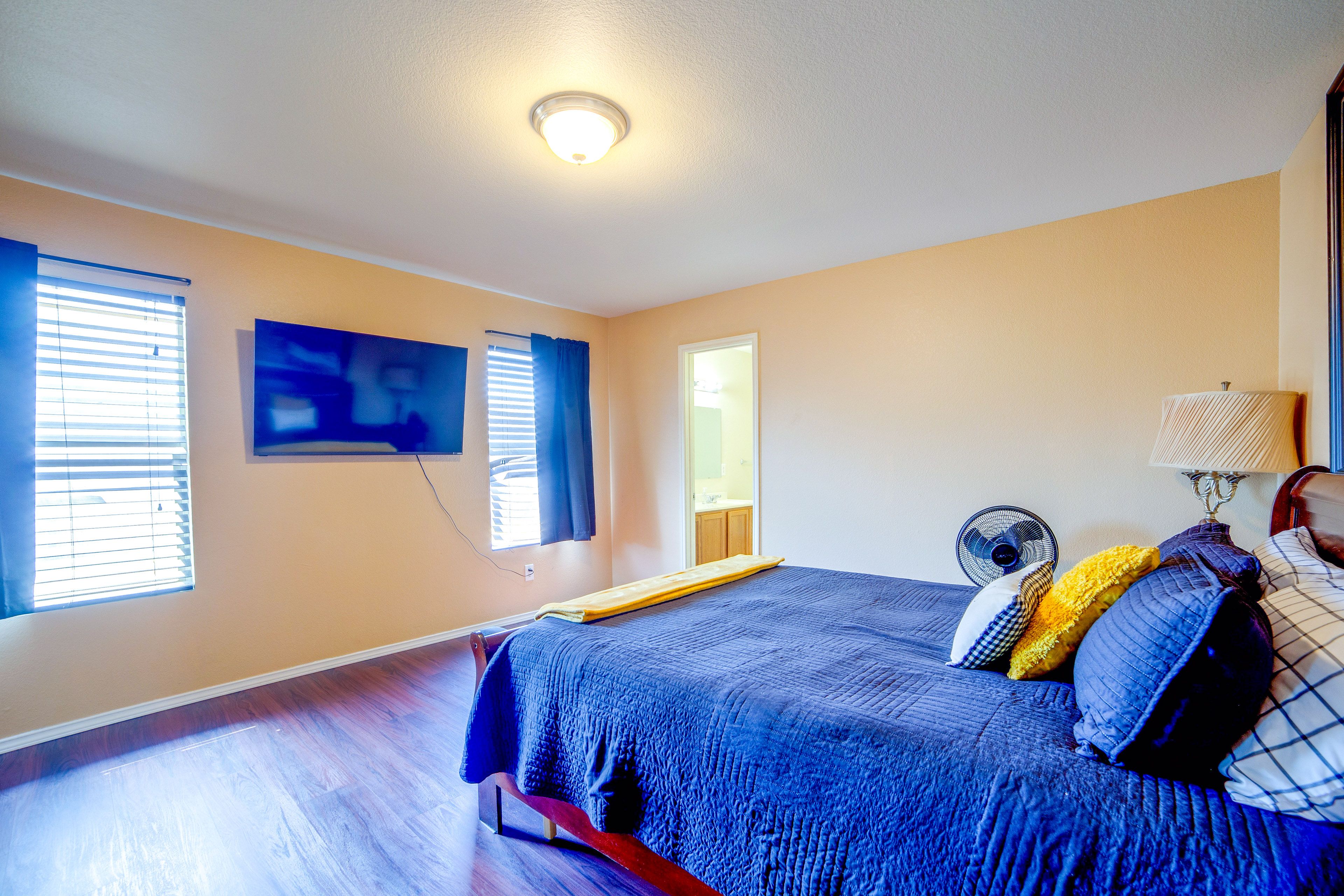 Bedroom 1 | Queen Bed | En-Suite Bathroom