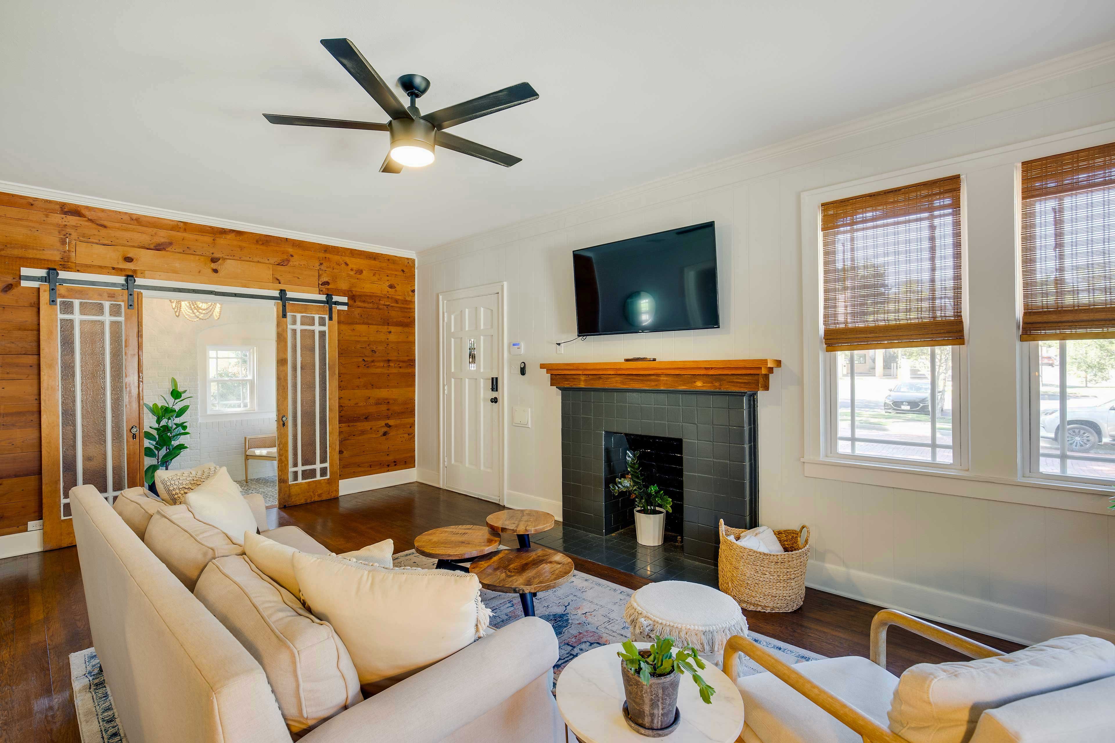 Living Room | Free WiFi | Smart TV | Central Heating & A/C