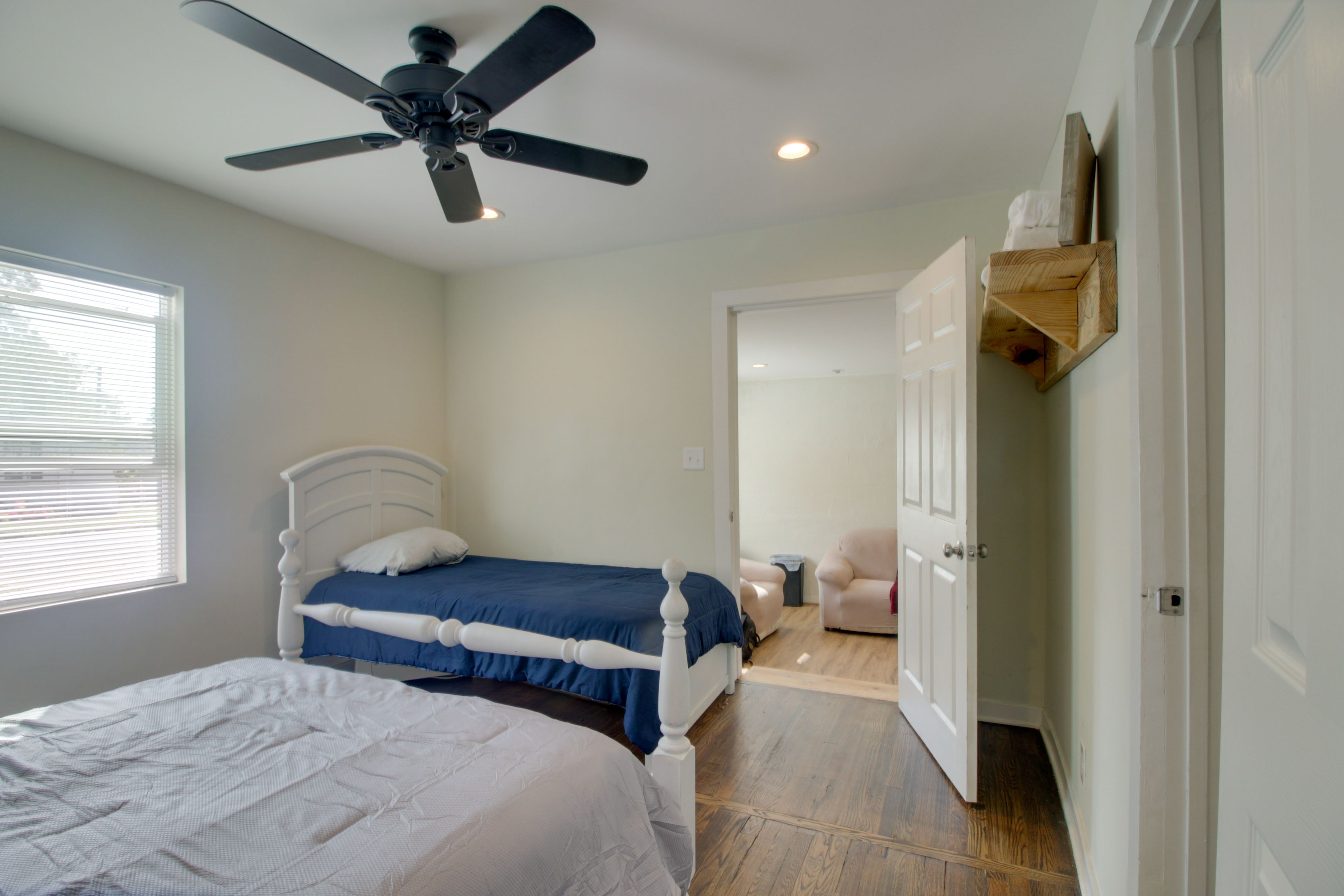 Bedroom | Queen Bed | Twin Bed