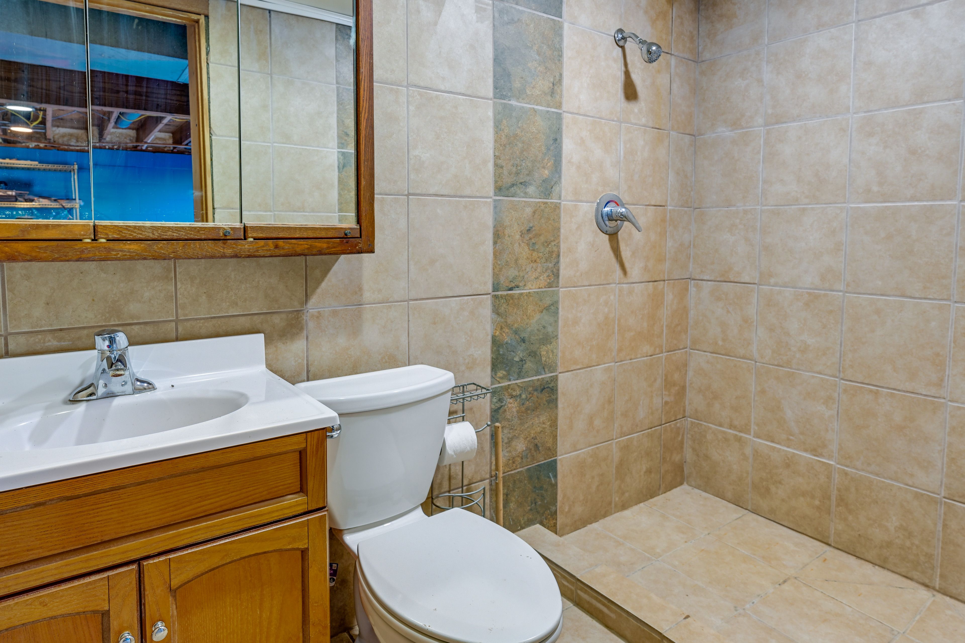 Full Bathroom | Towels Provided | Hair Dryer