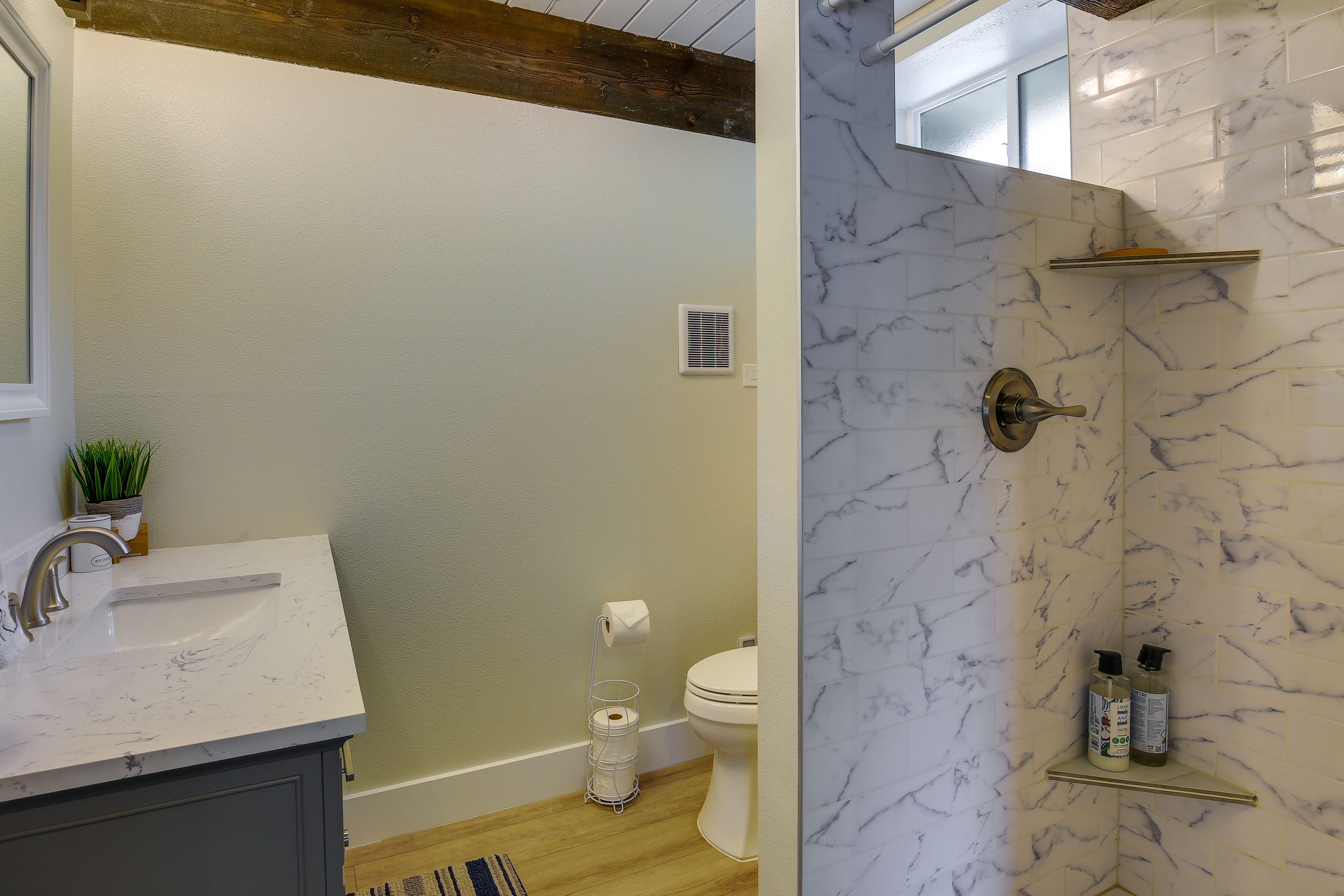 Full Bathroom | Towels Provided | Complimentary Toiletries | 2nd Floor