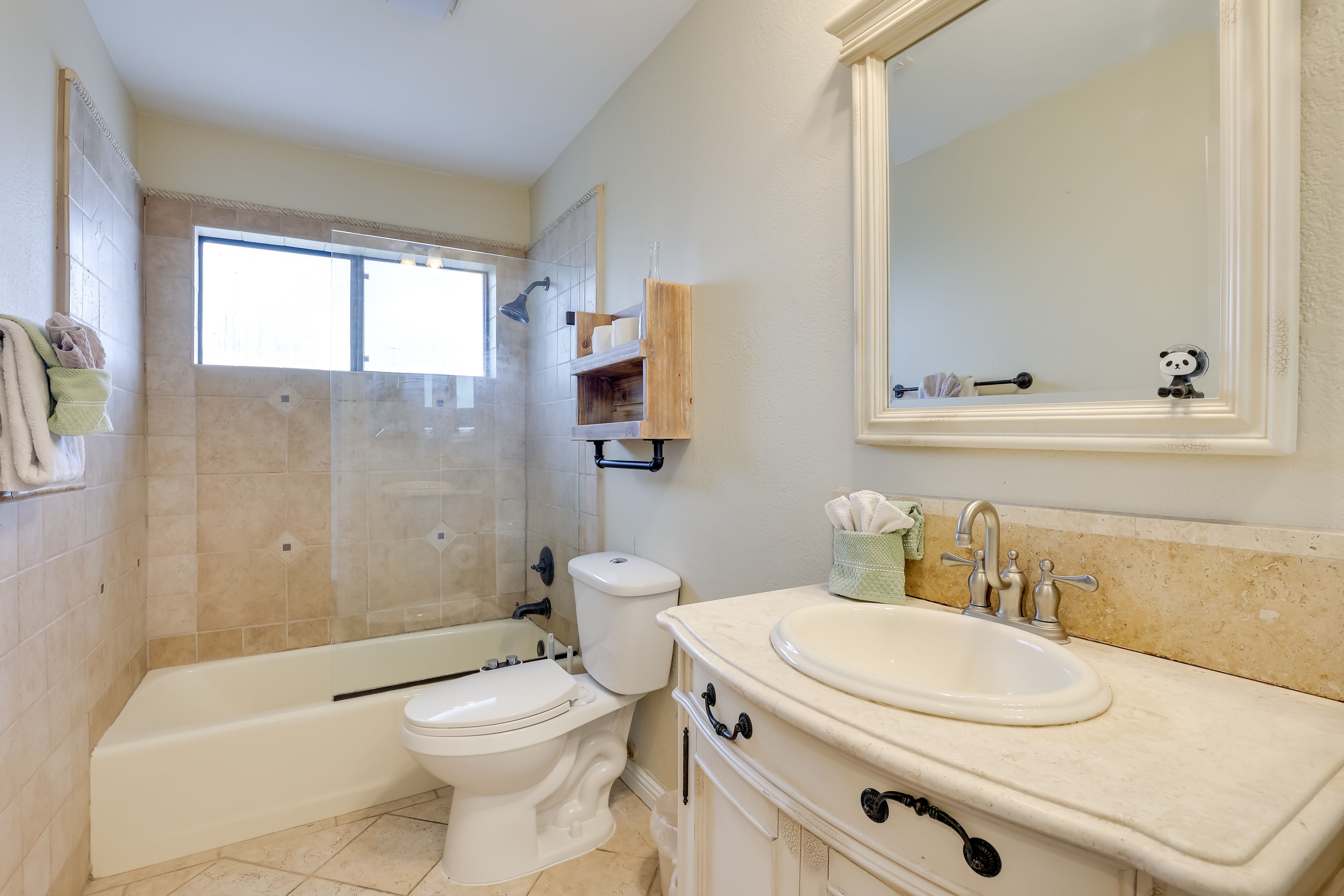 Full Bathroom | Complimentary Toiletries | Towels Provided