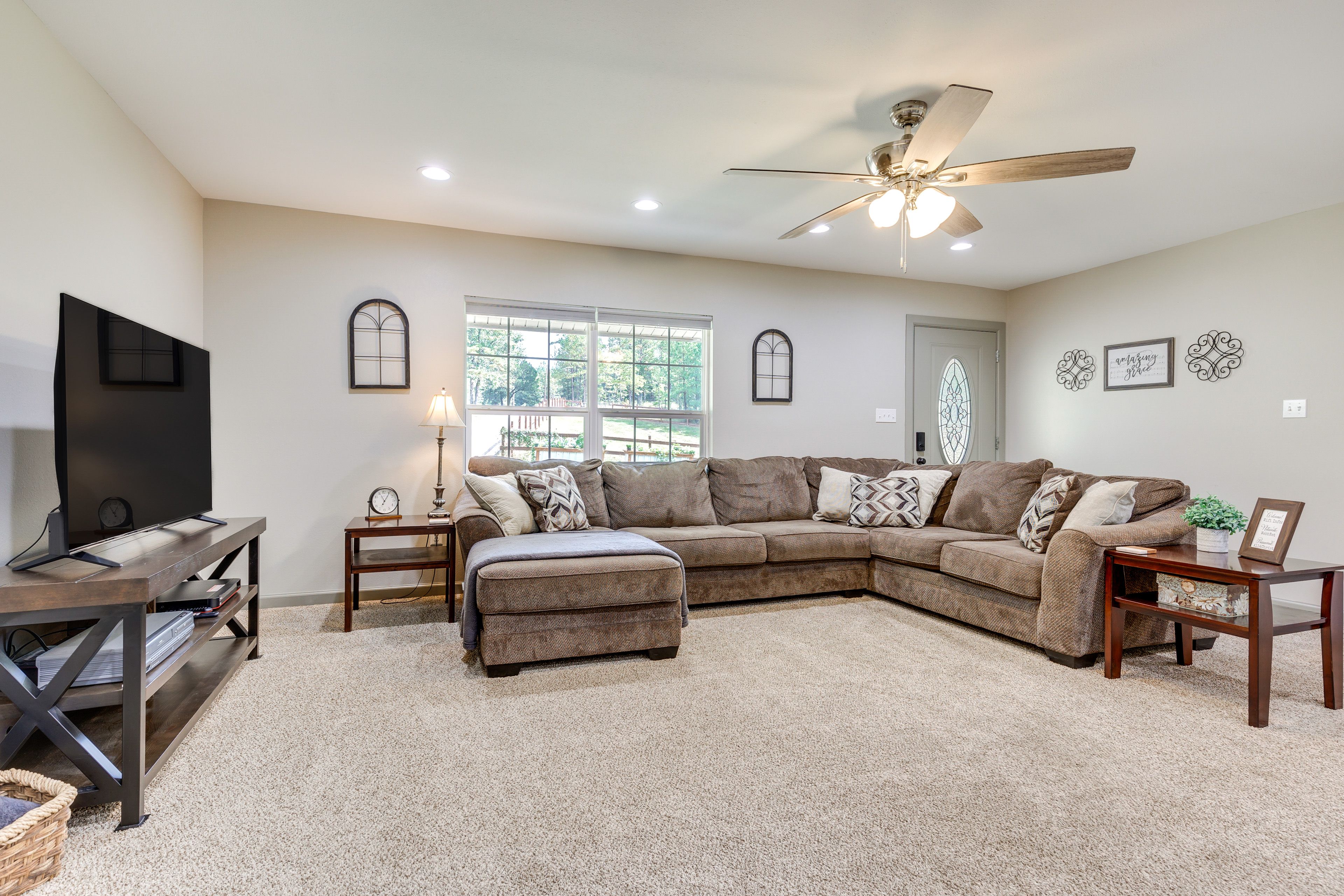 Living Room | Free WiFi | Smart TV | Central A/C
