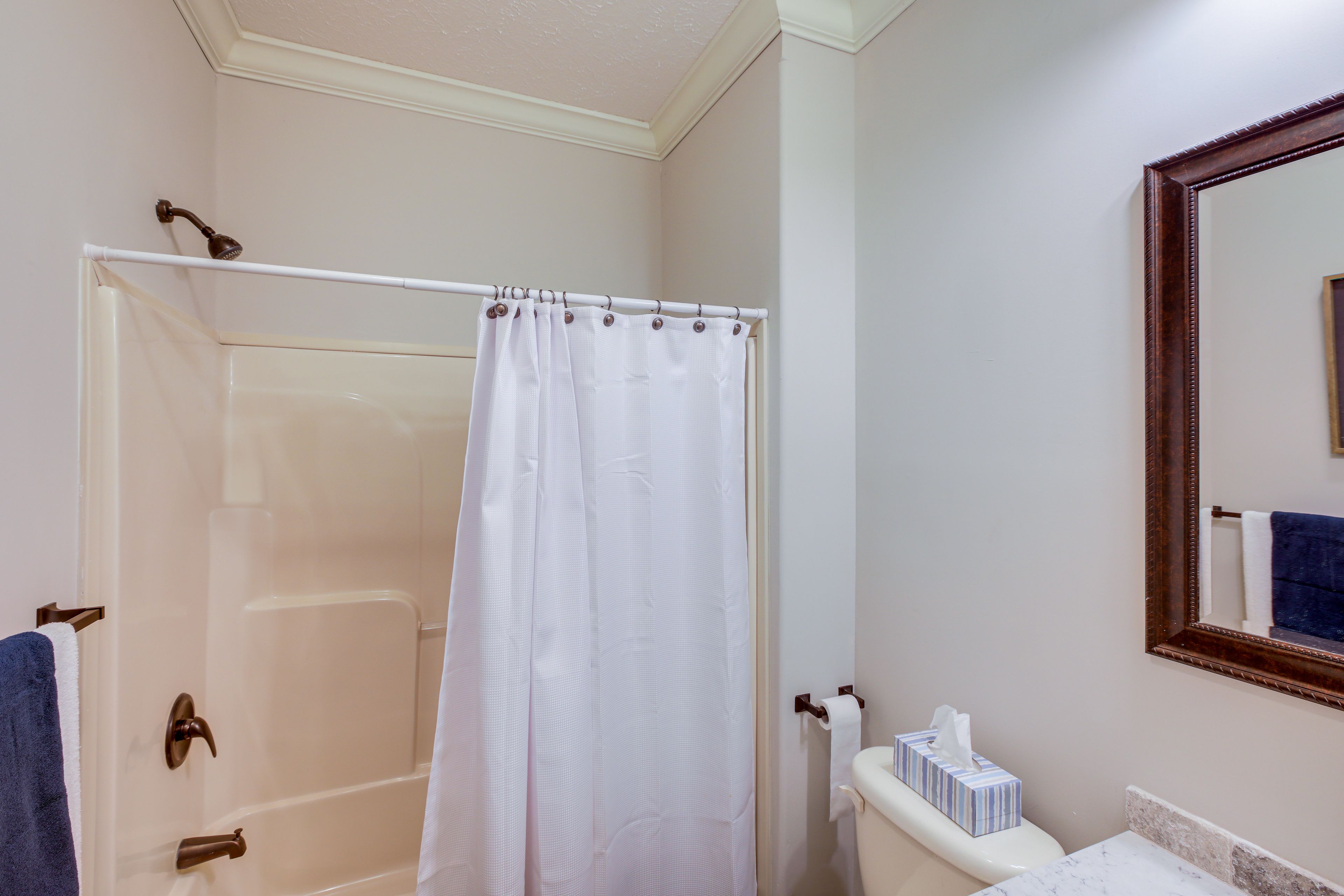 Full Bathroom | Towels Provided