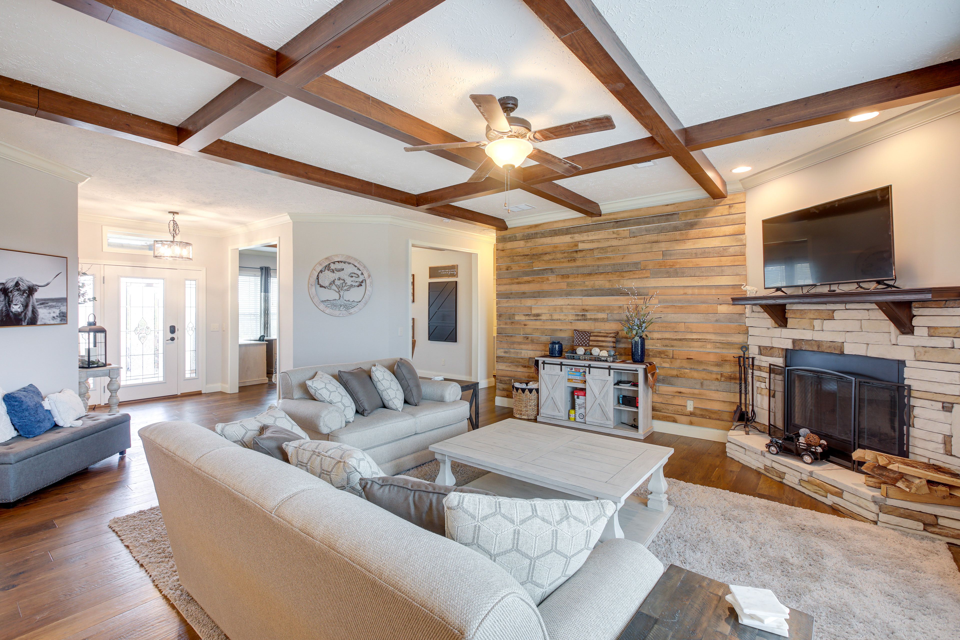 Living Room | Smart TV | Board Games | Fireplace (Decorative Only)