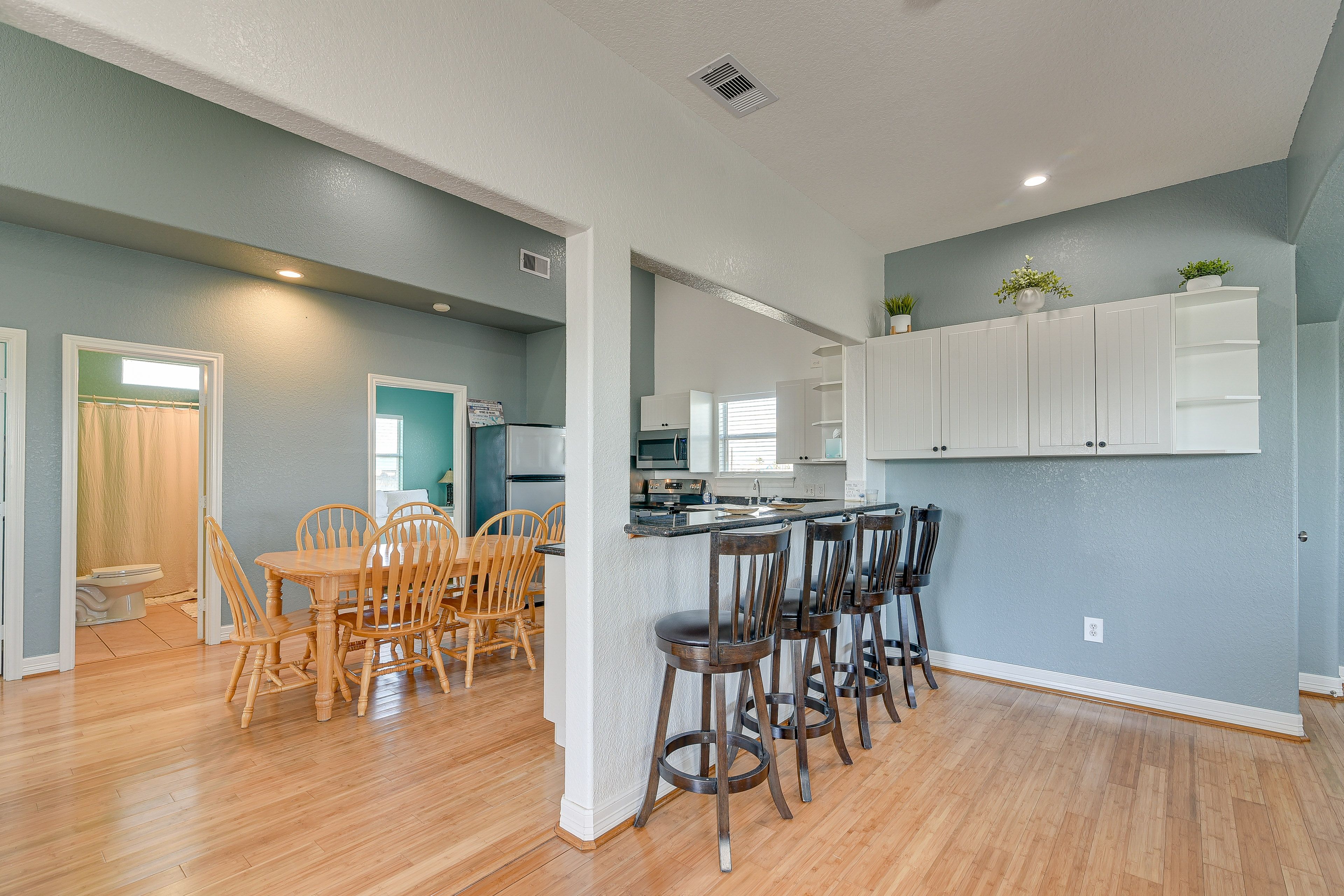 Dining Area | Bar w/ Seating | Dining Table