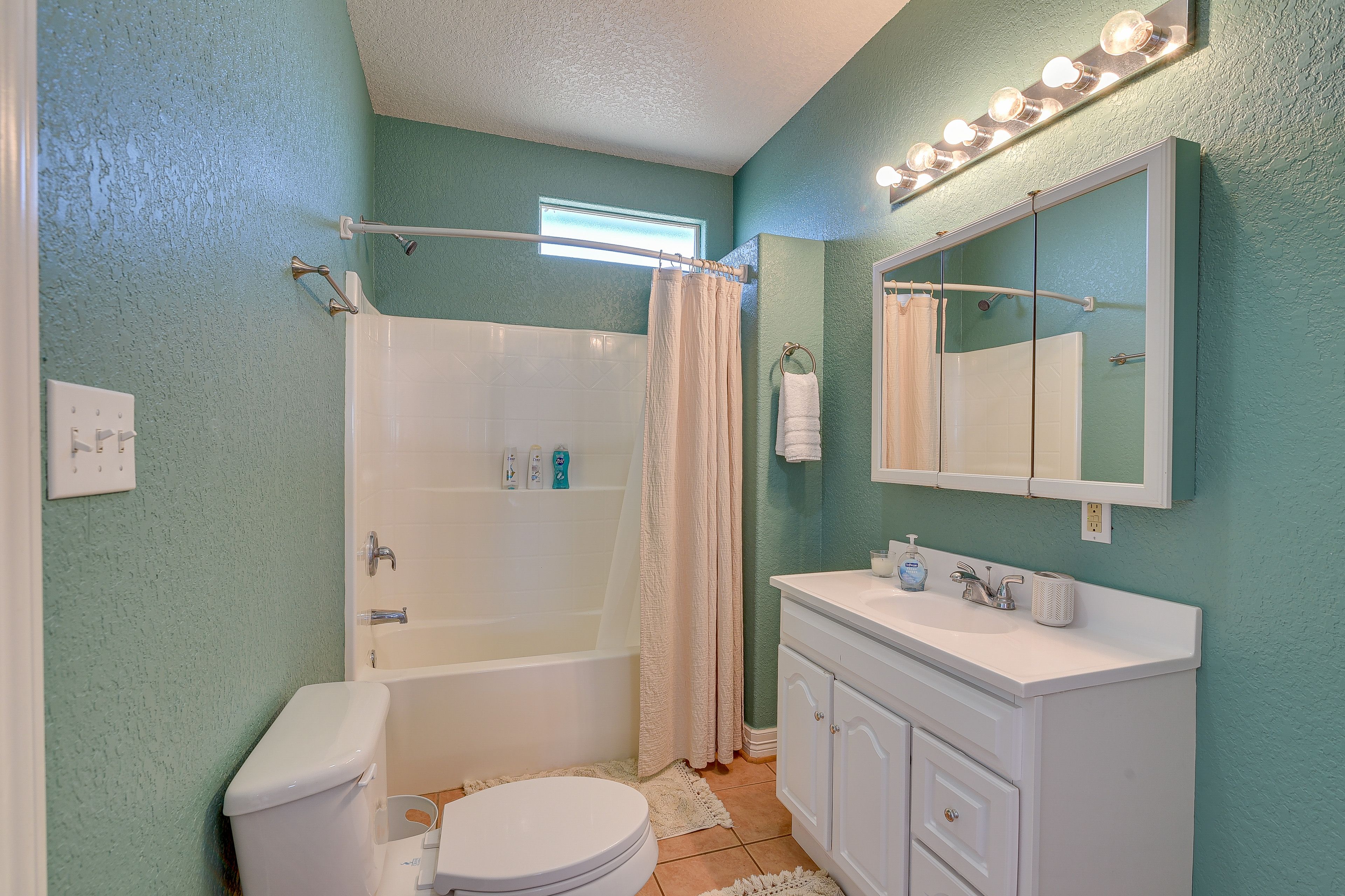Full Bathroom | Towels Provided | Complimentary Toiletries