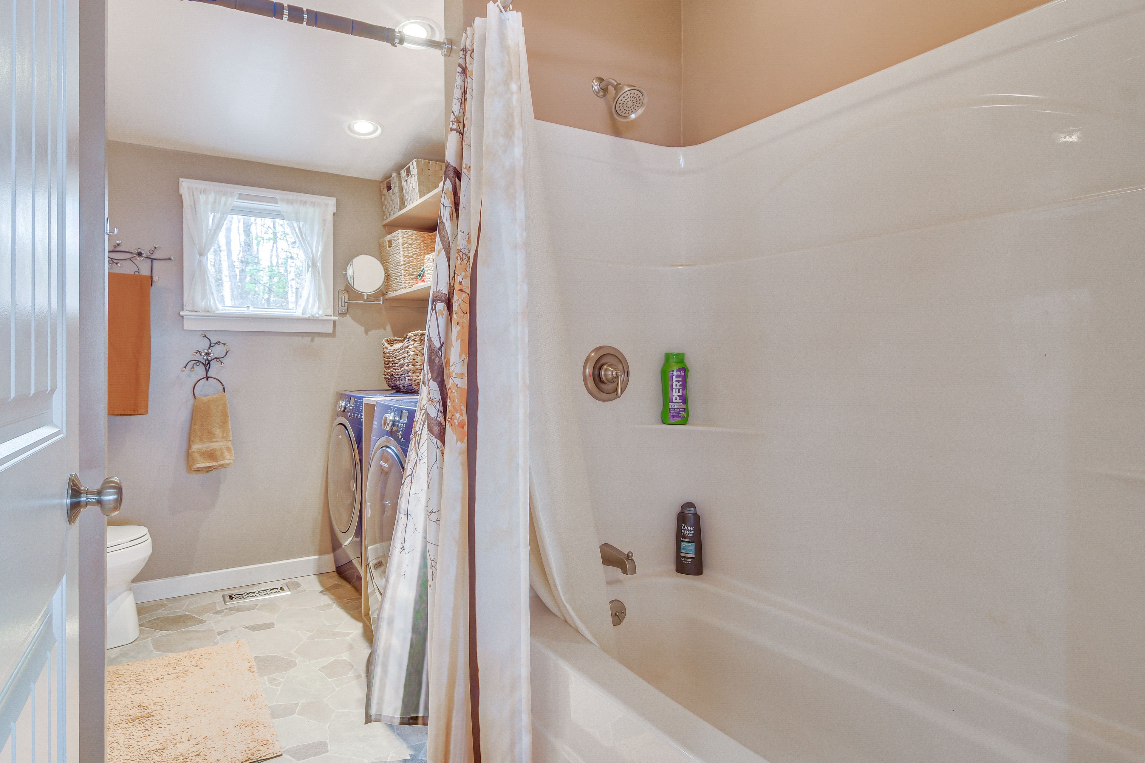 Full Bathroom | Towels Provided | Complimentary Toiletries | Washer & Dryer