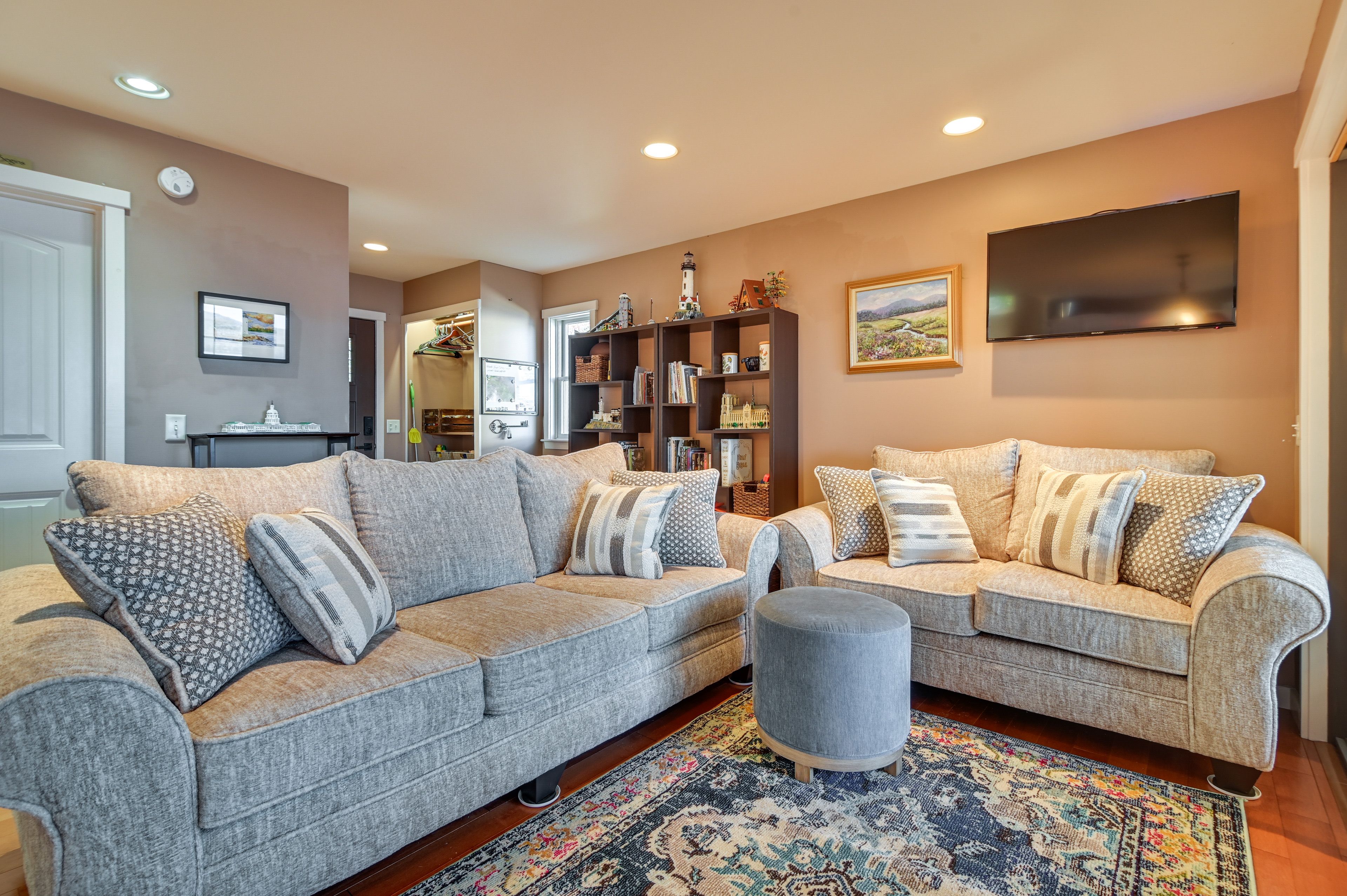 Living Room | Queen Sleeper Sofa | Free WiFi | Smart TV w/ Cable