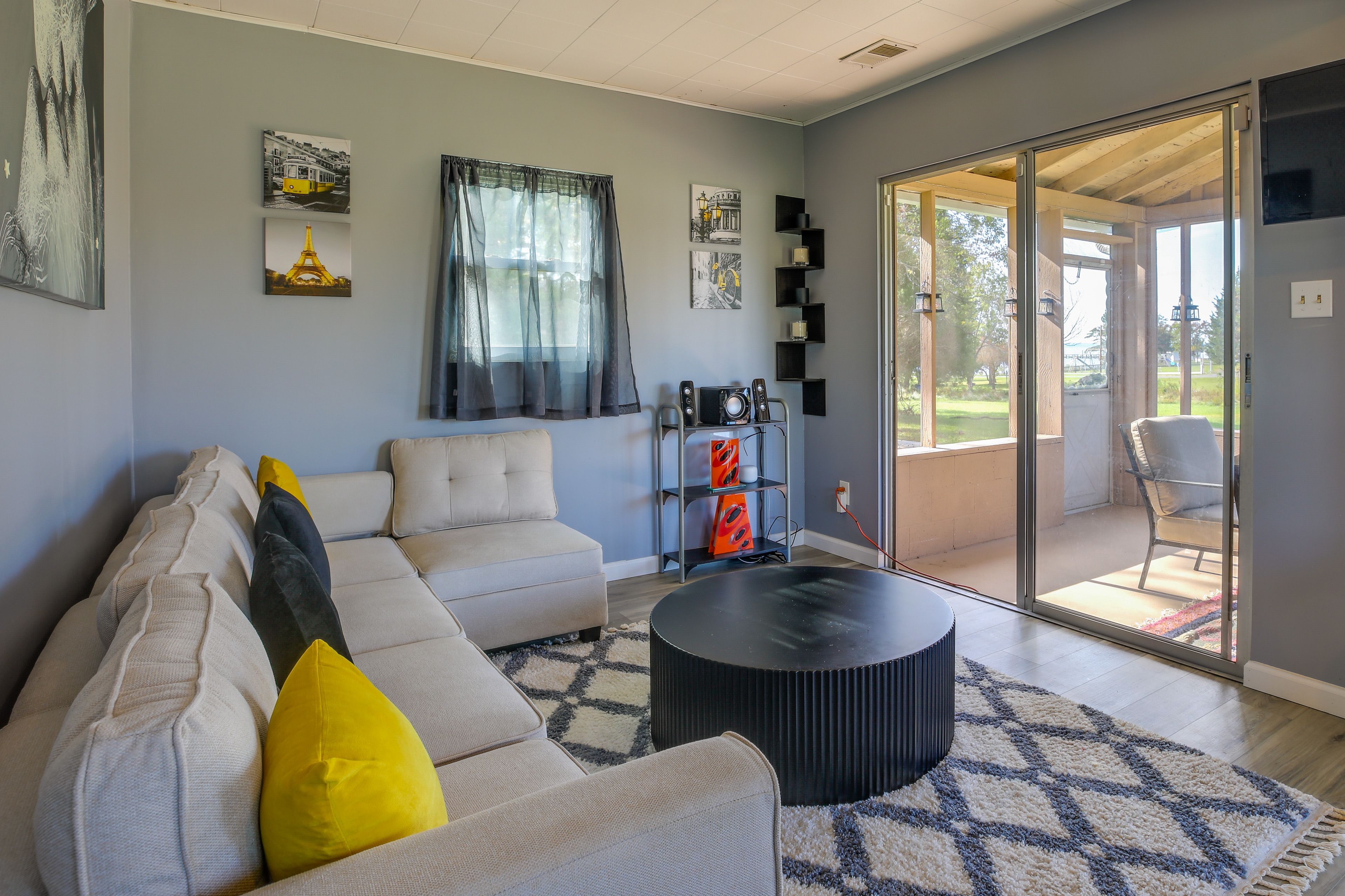 Living Room | Smart TV | Central A/C | Free WiFi