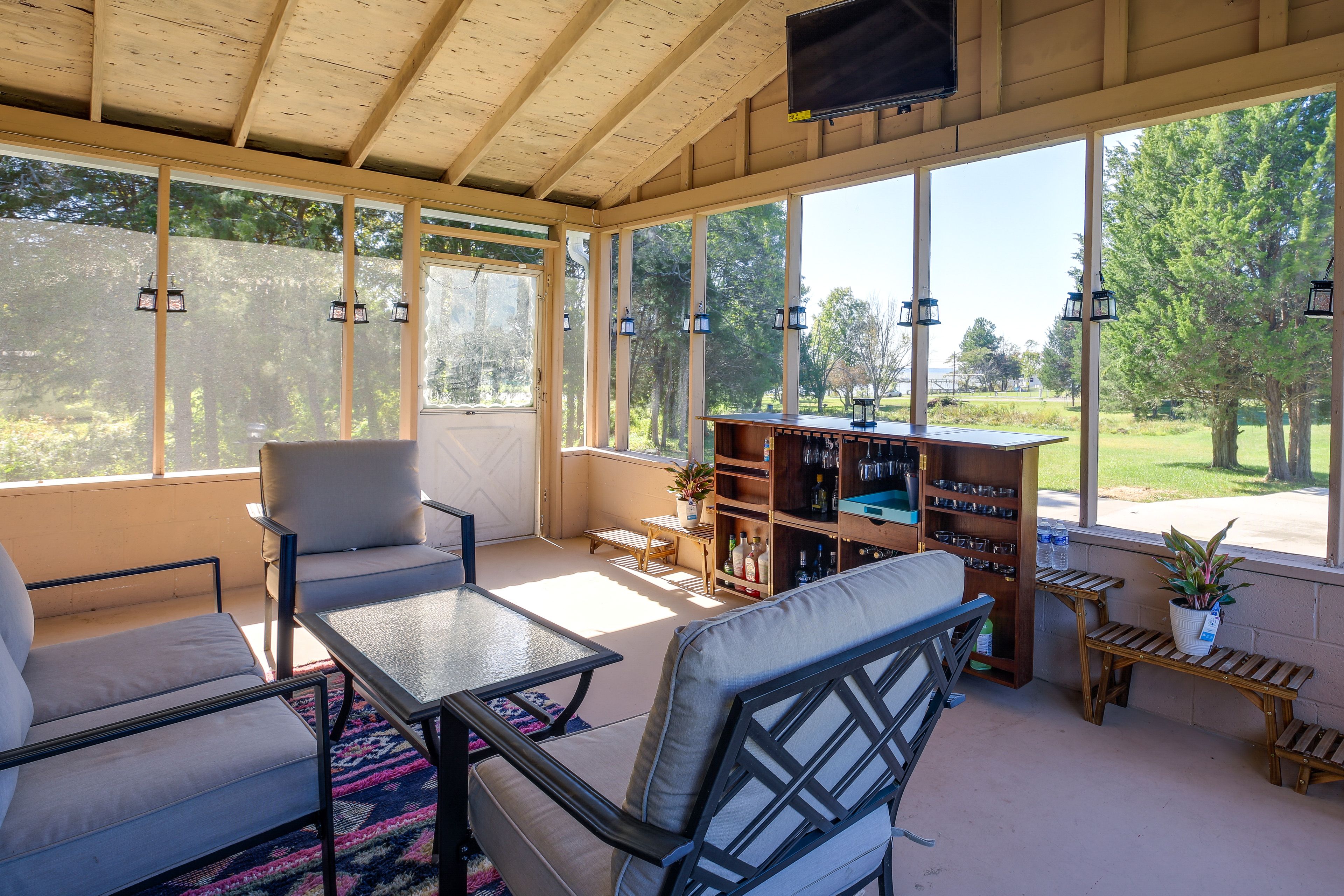 Sunroom | Seating | Smart TV