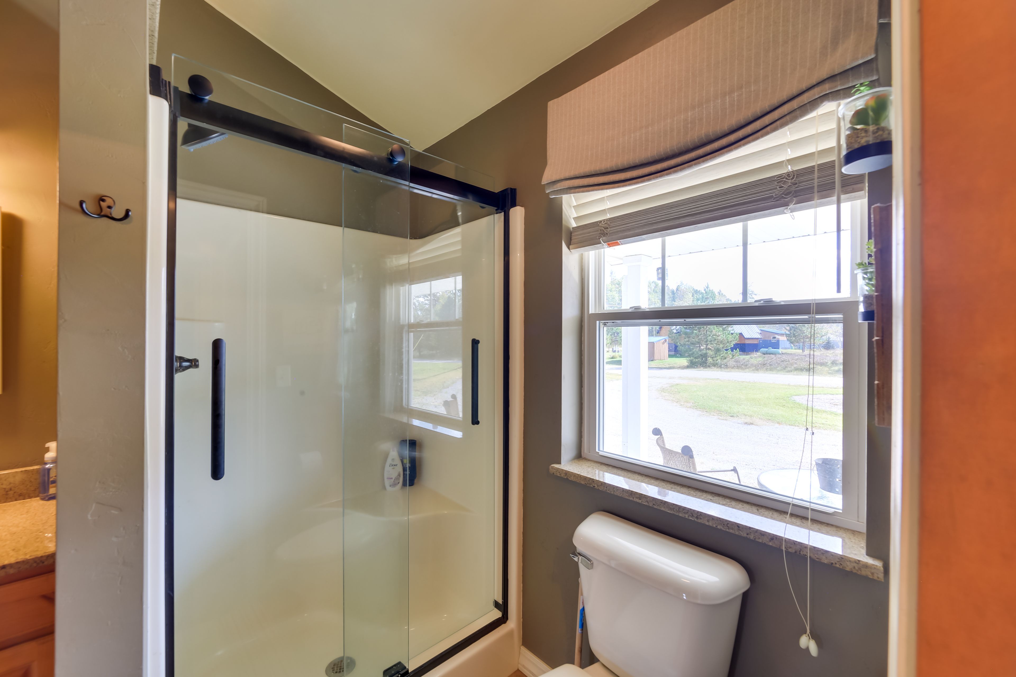 Full Bathroom | Towels Provided