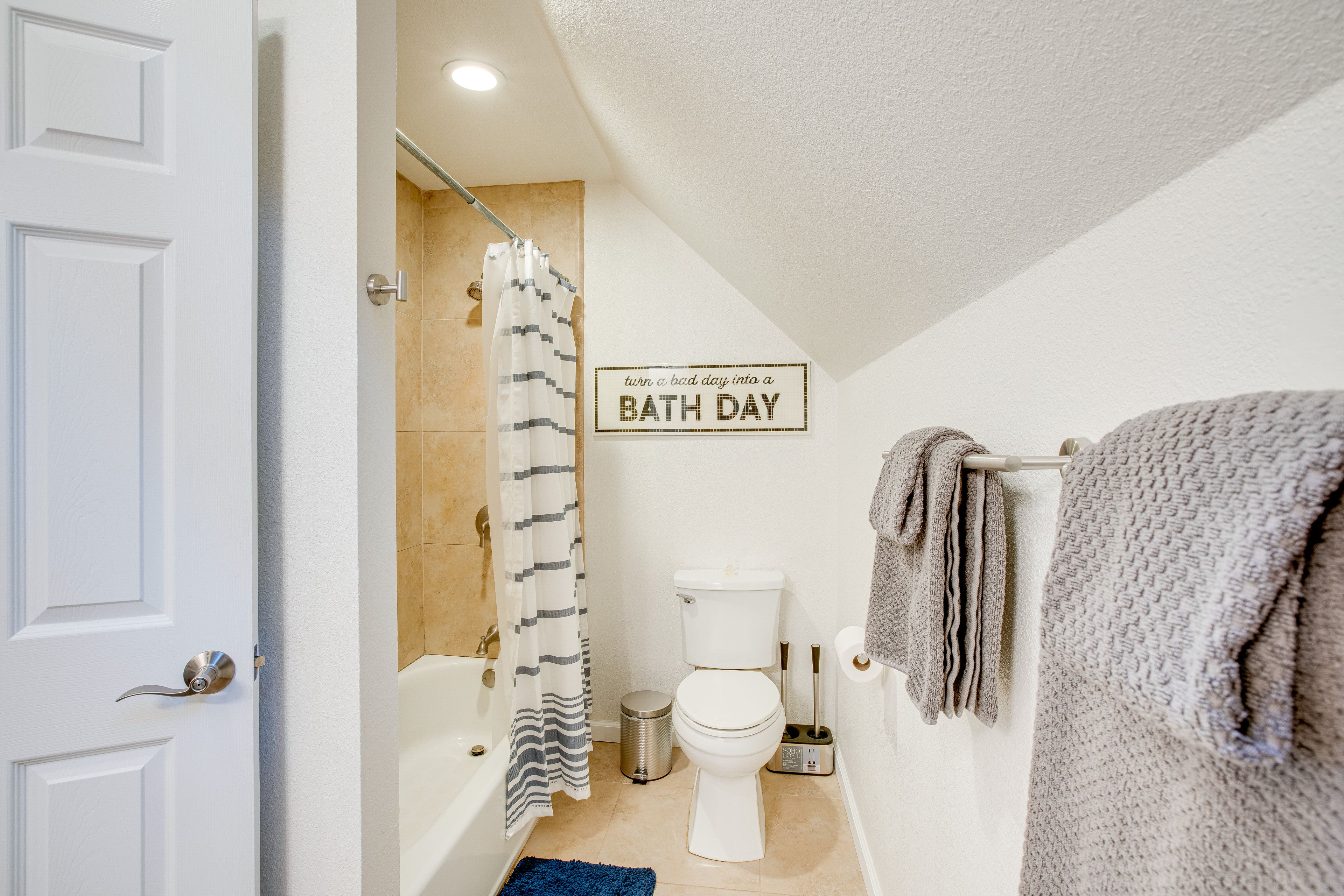 Full Bathroom | 2nd Floor | Towels Provided