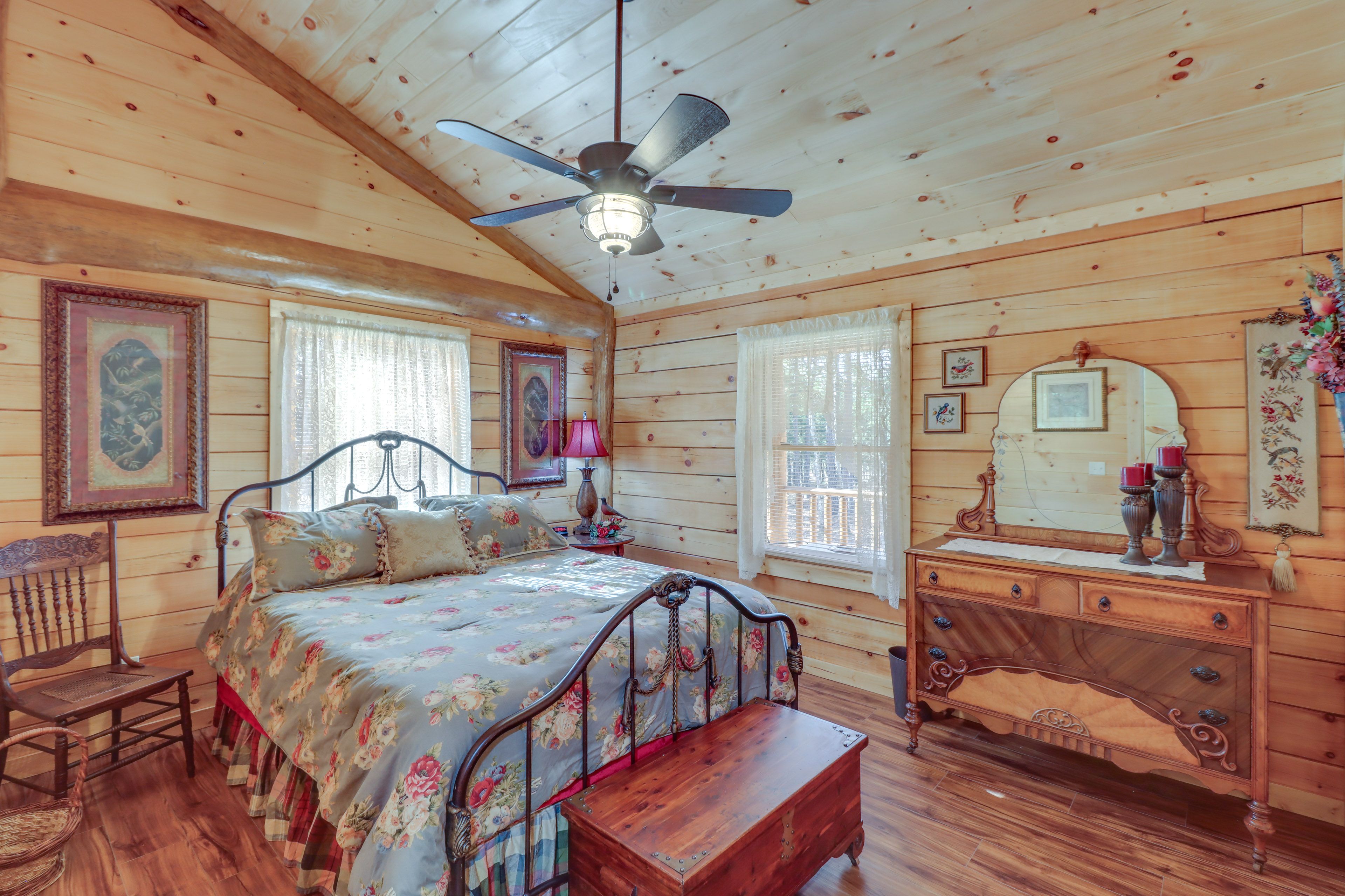 Bedroom 1 | Queen Bed