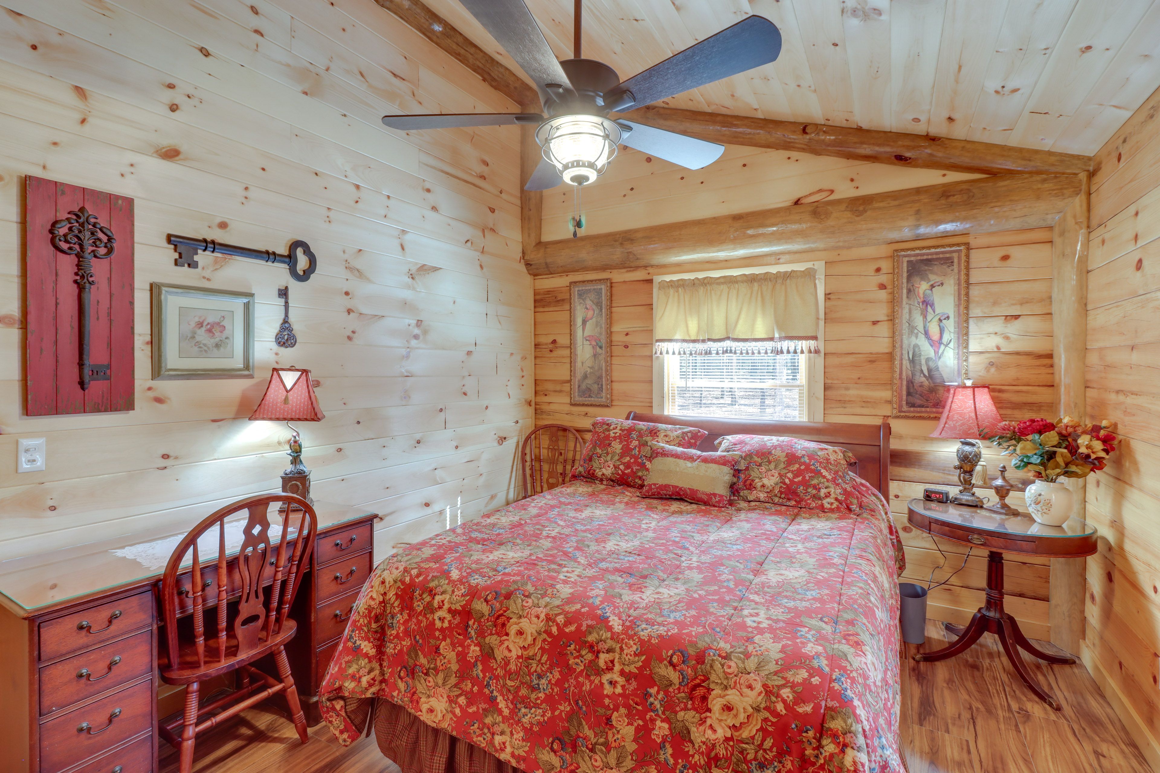 Bedroom 1 | Queen Bed