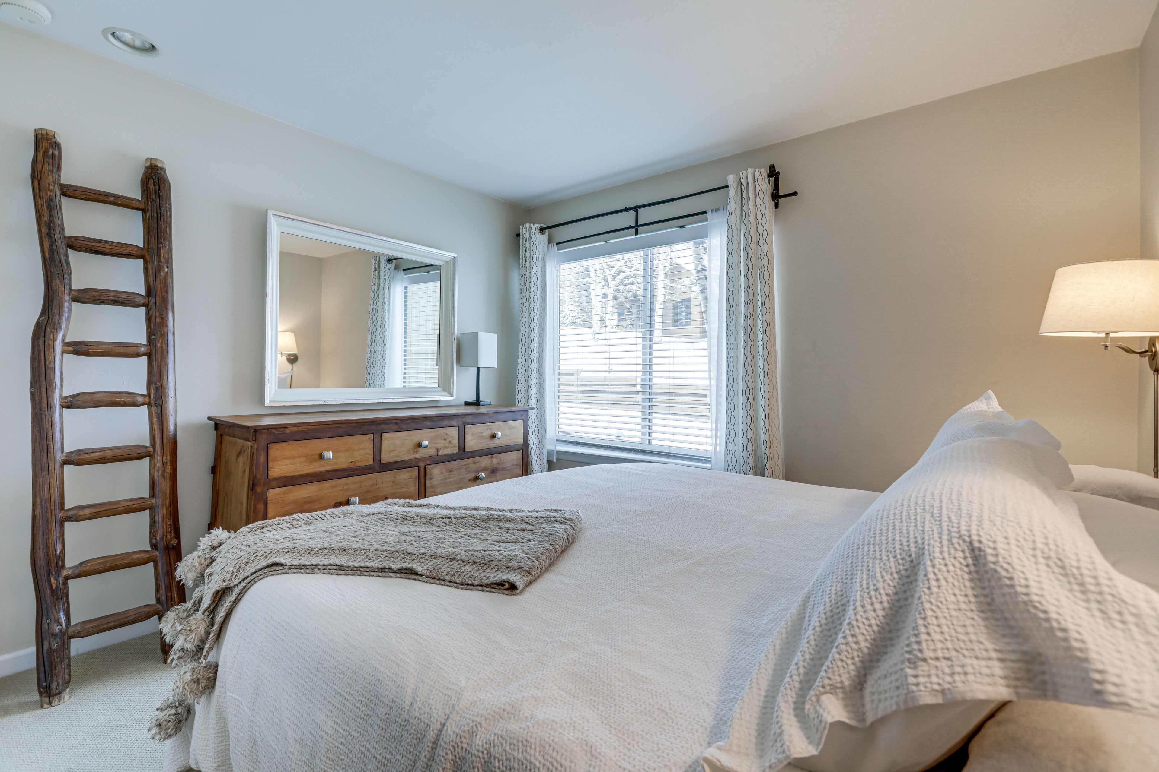 Bedroom | King Bed