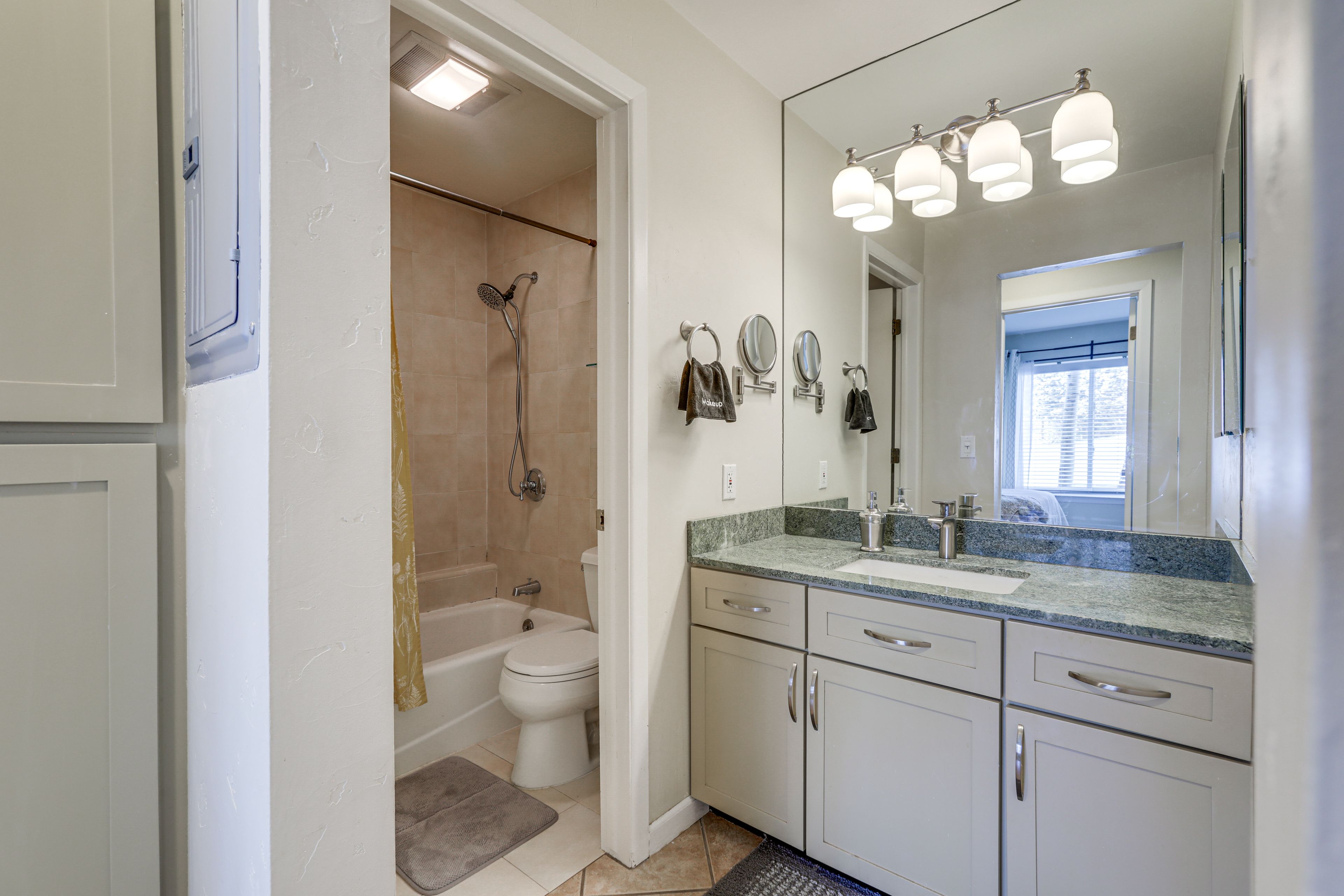 Full Bathroom | Complimentary Toiletries