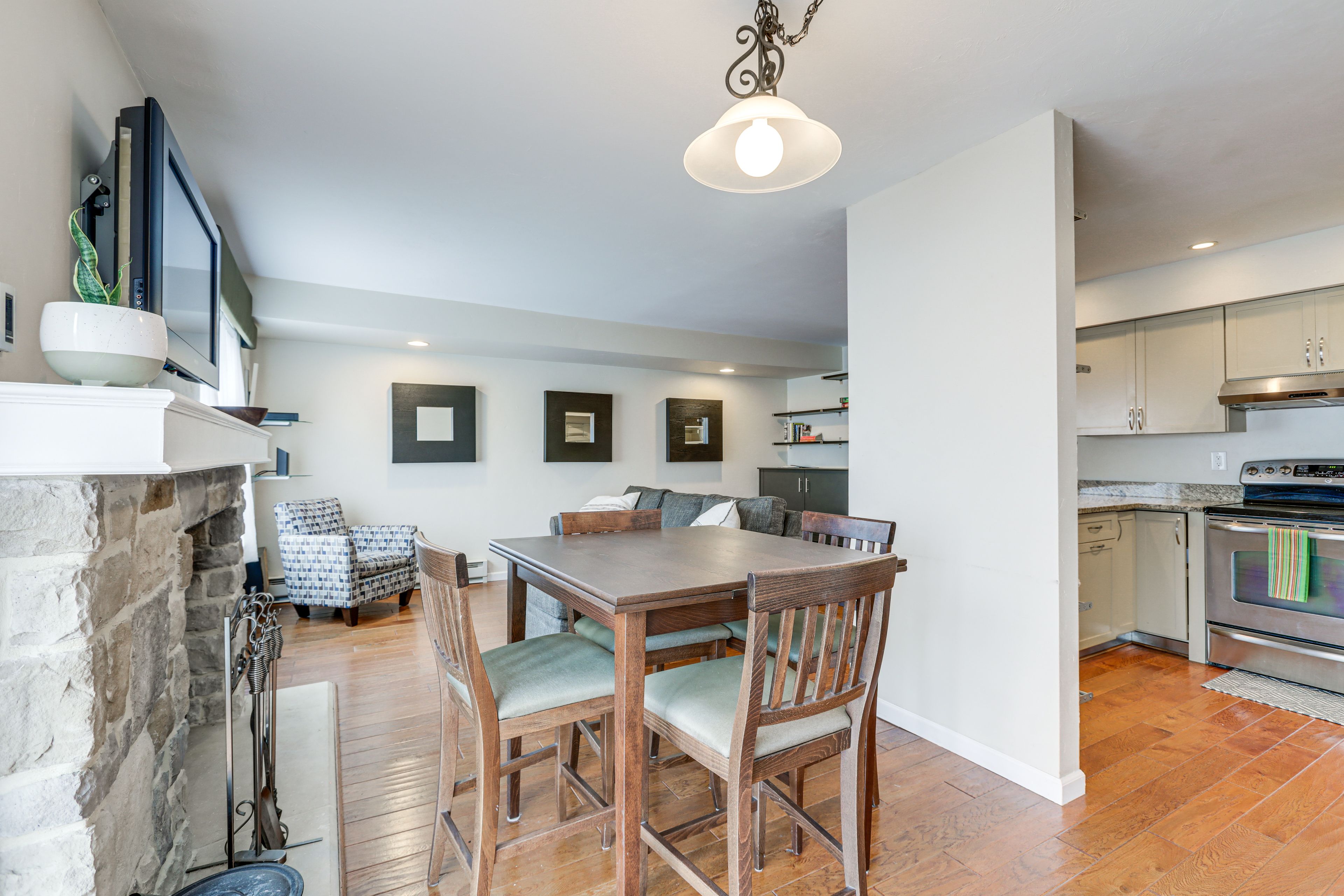 Dining Area | Dishware & Flatware Provided