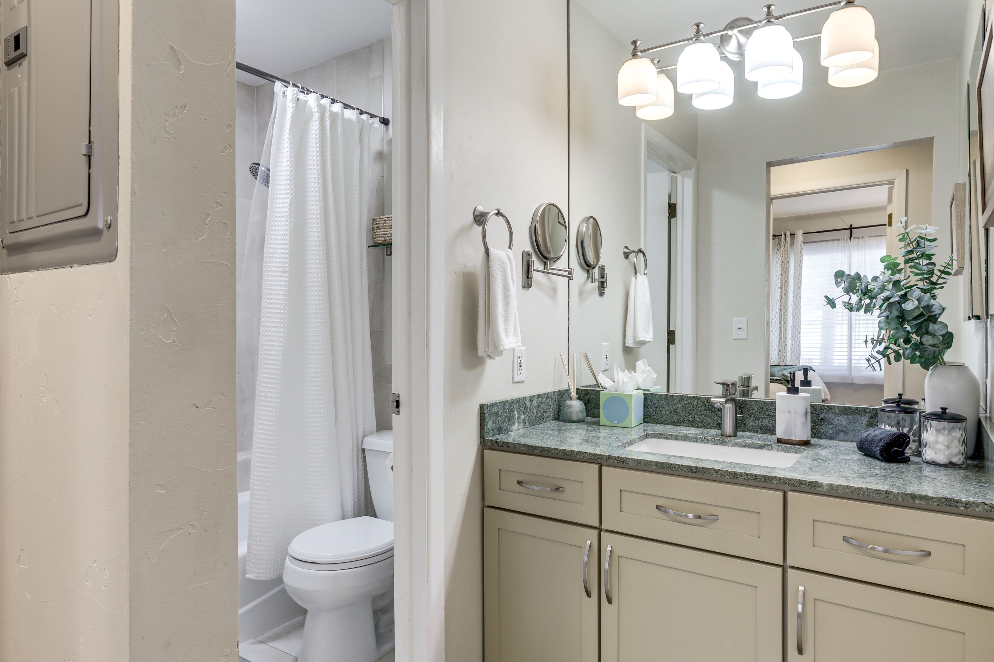 Full Bathroom | Complimentary Toiletries