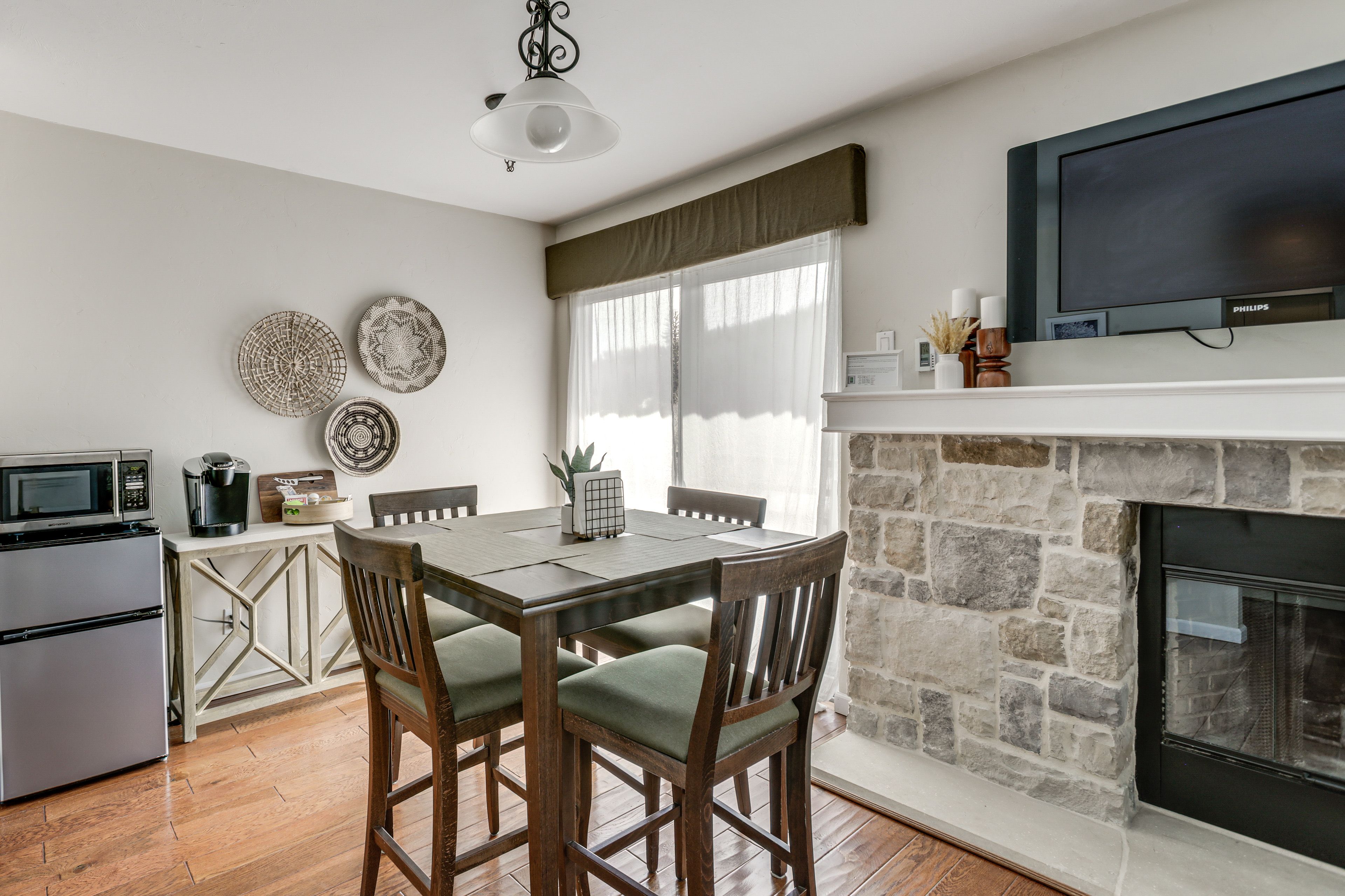 Dining Area | Free WiFi