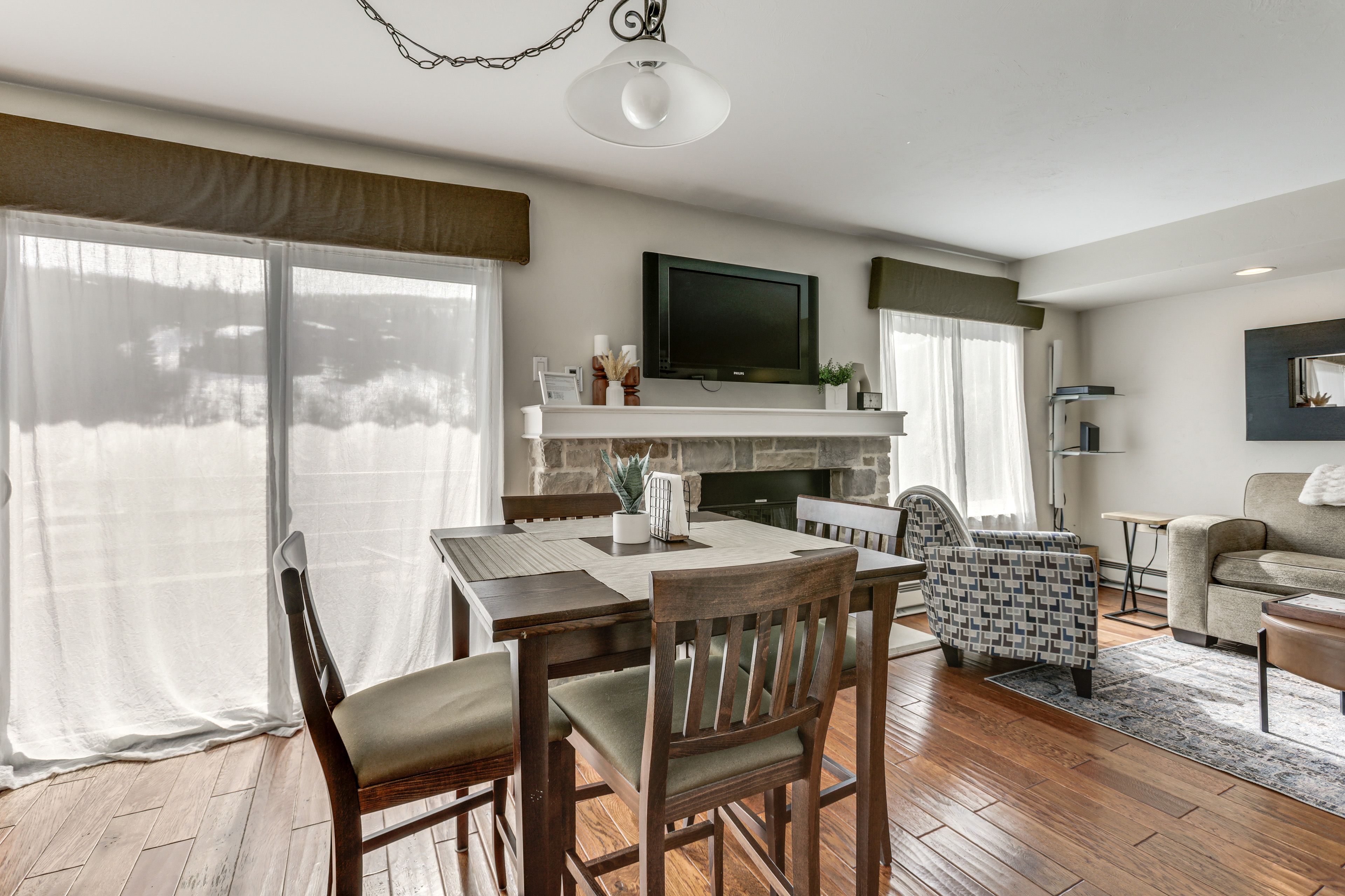 Dining Area | Dishware & Flatware Provided