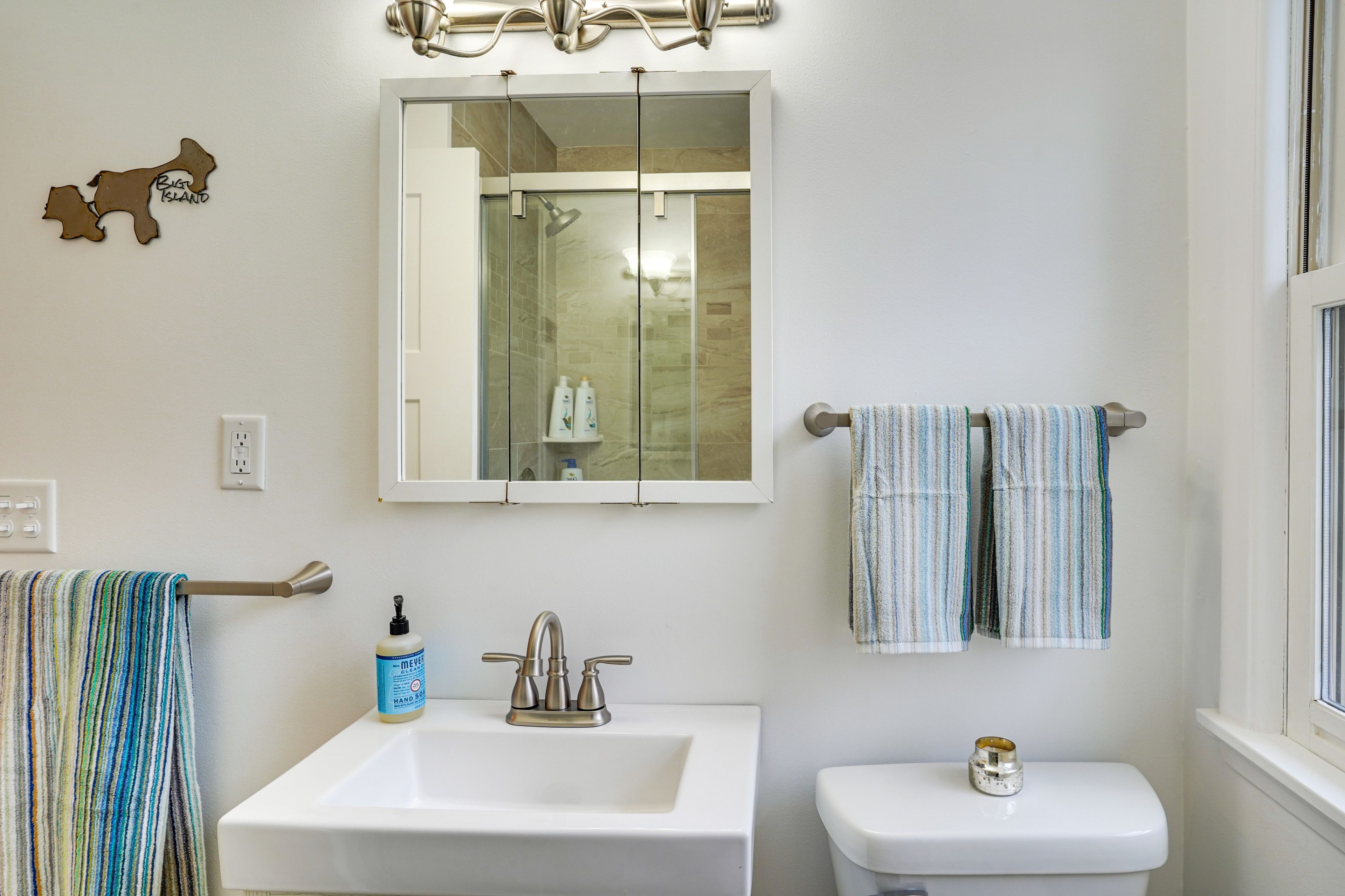 Full Bathroom | Towels Provided | 1st Level