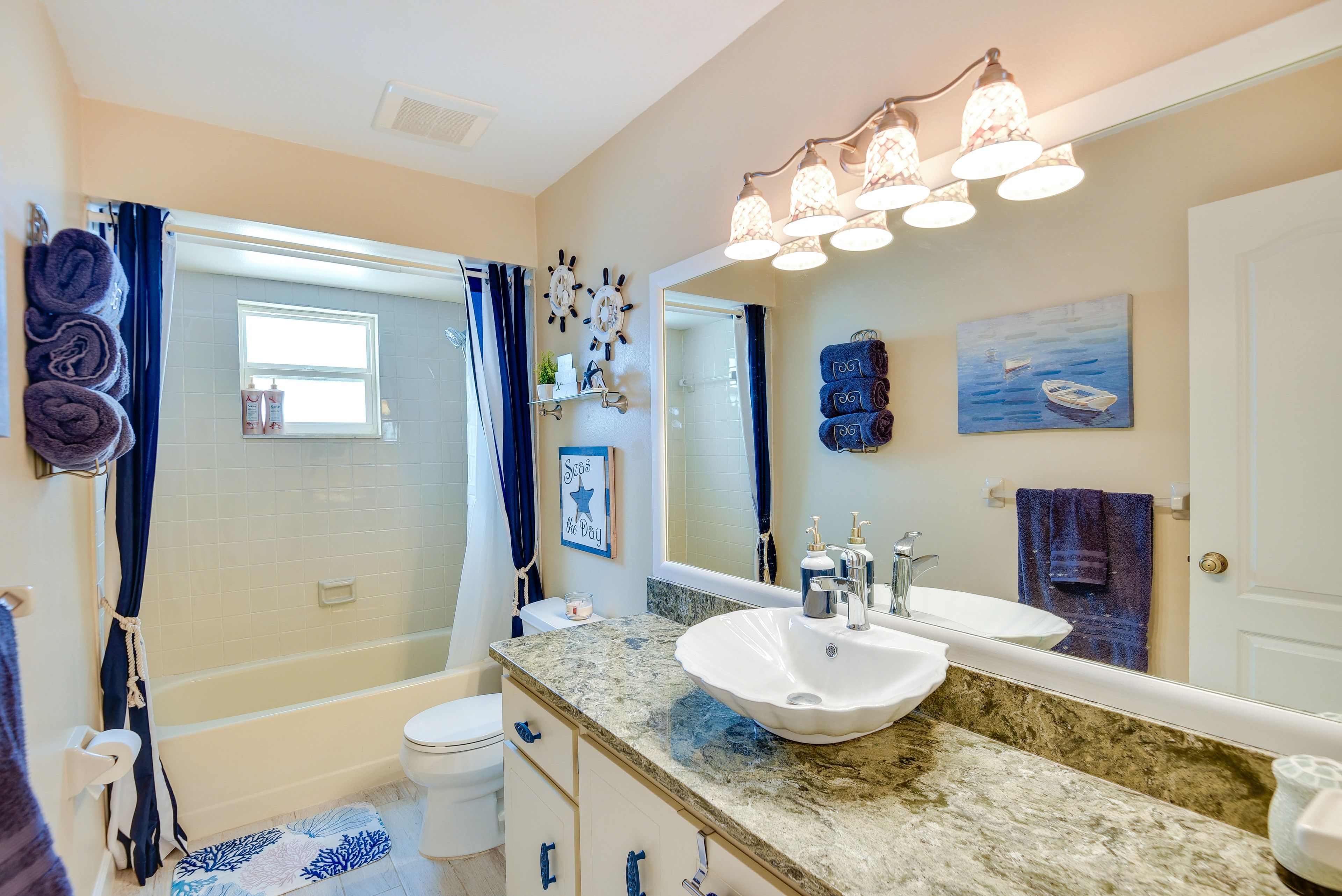Full Bathroom | Complimentary Toiletries