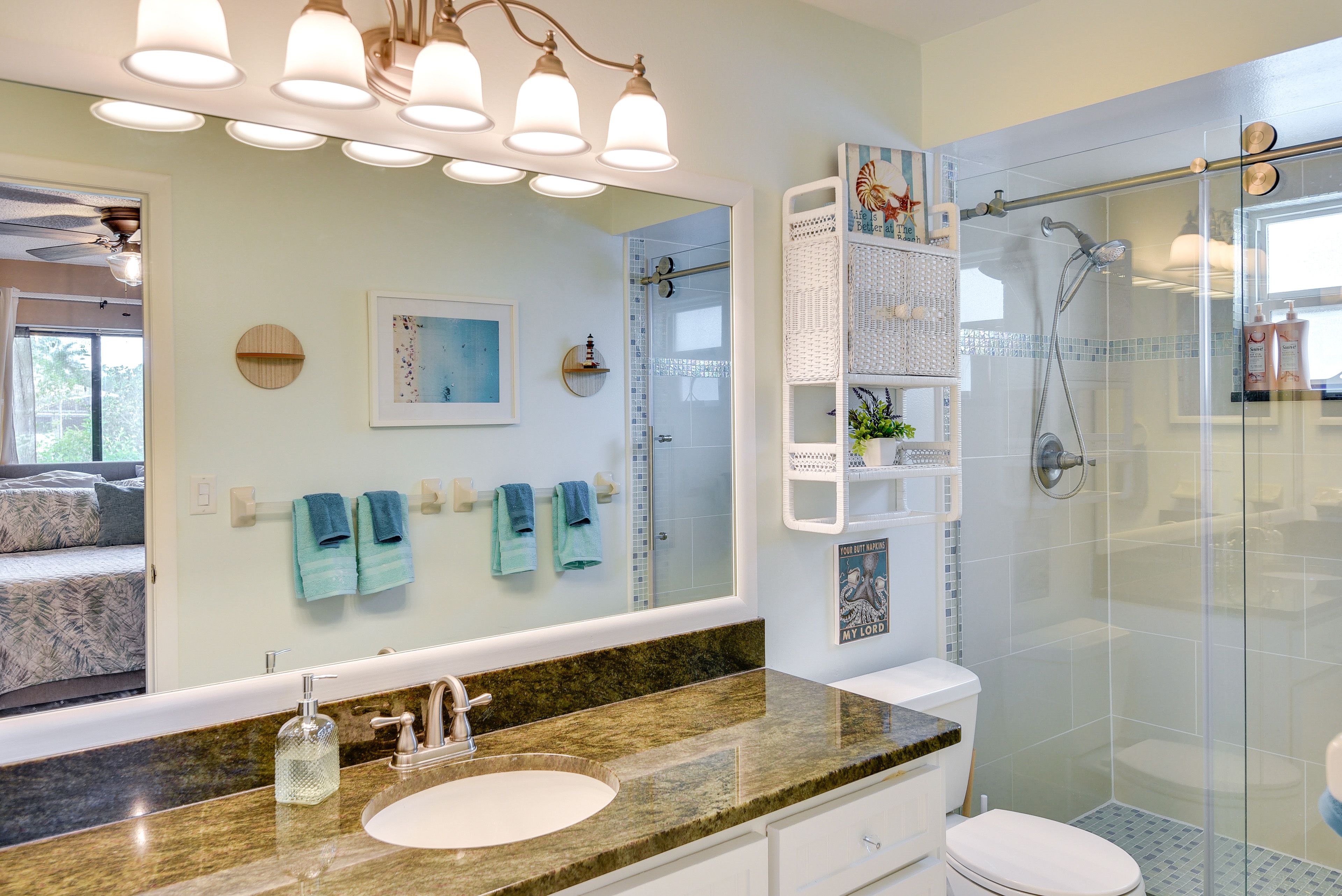Full Bathroom | Towels Provided