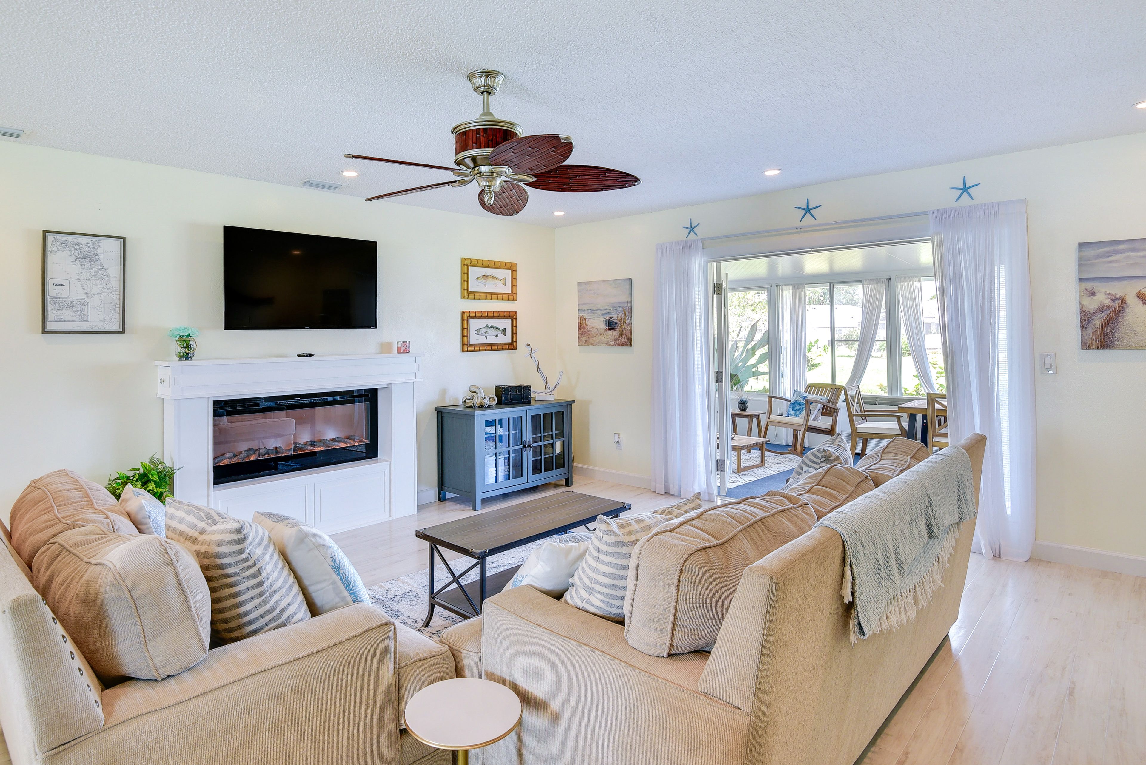 Living Room | Smart TV | Central A/C + Heating