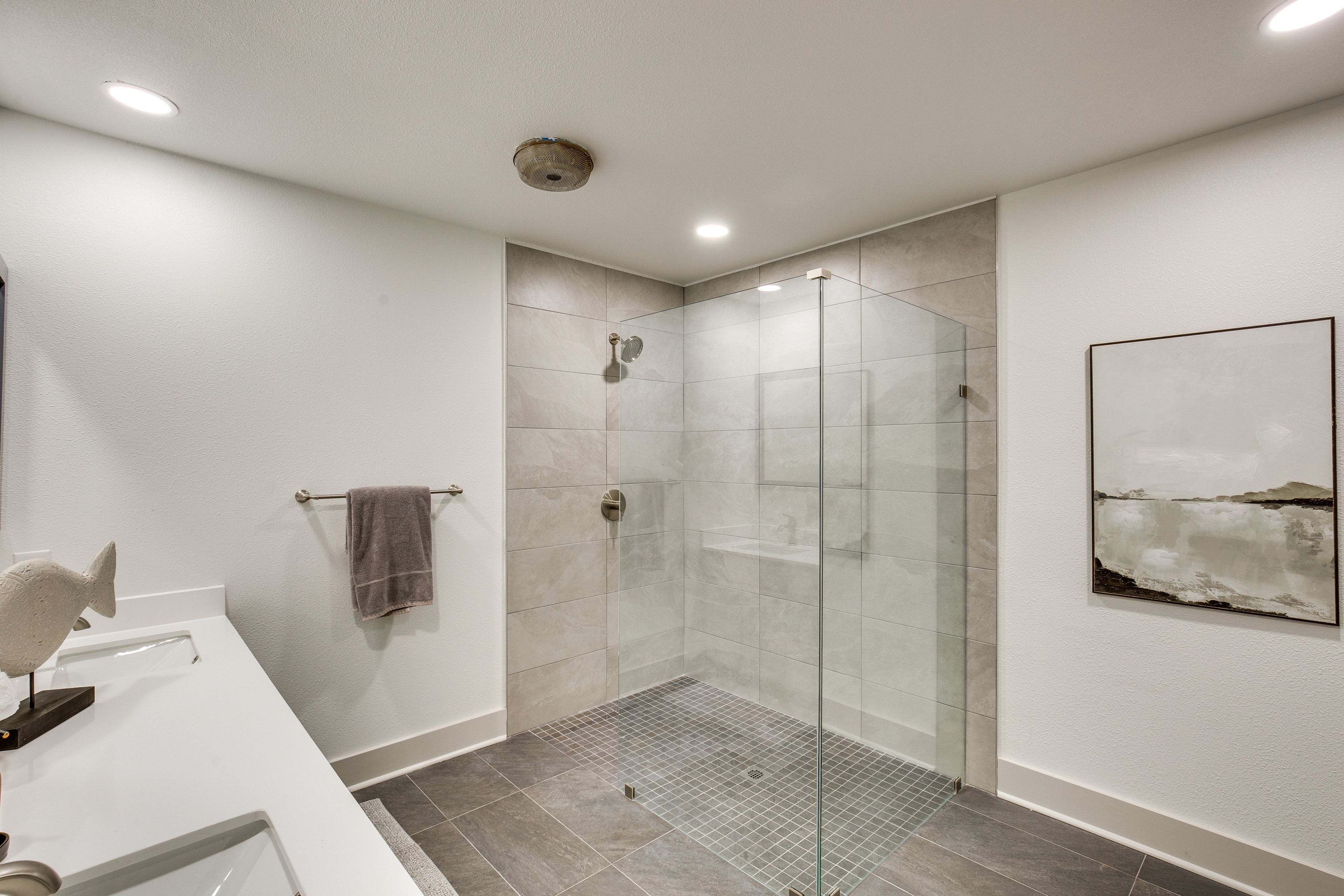 Full Bathroom | Towels Provided | Complimentary Toiletries