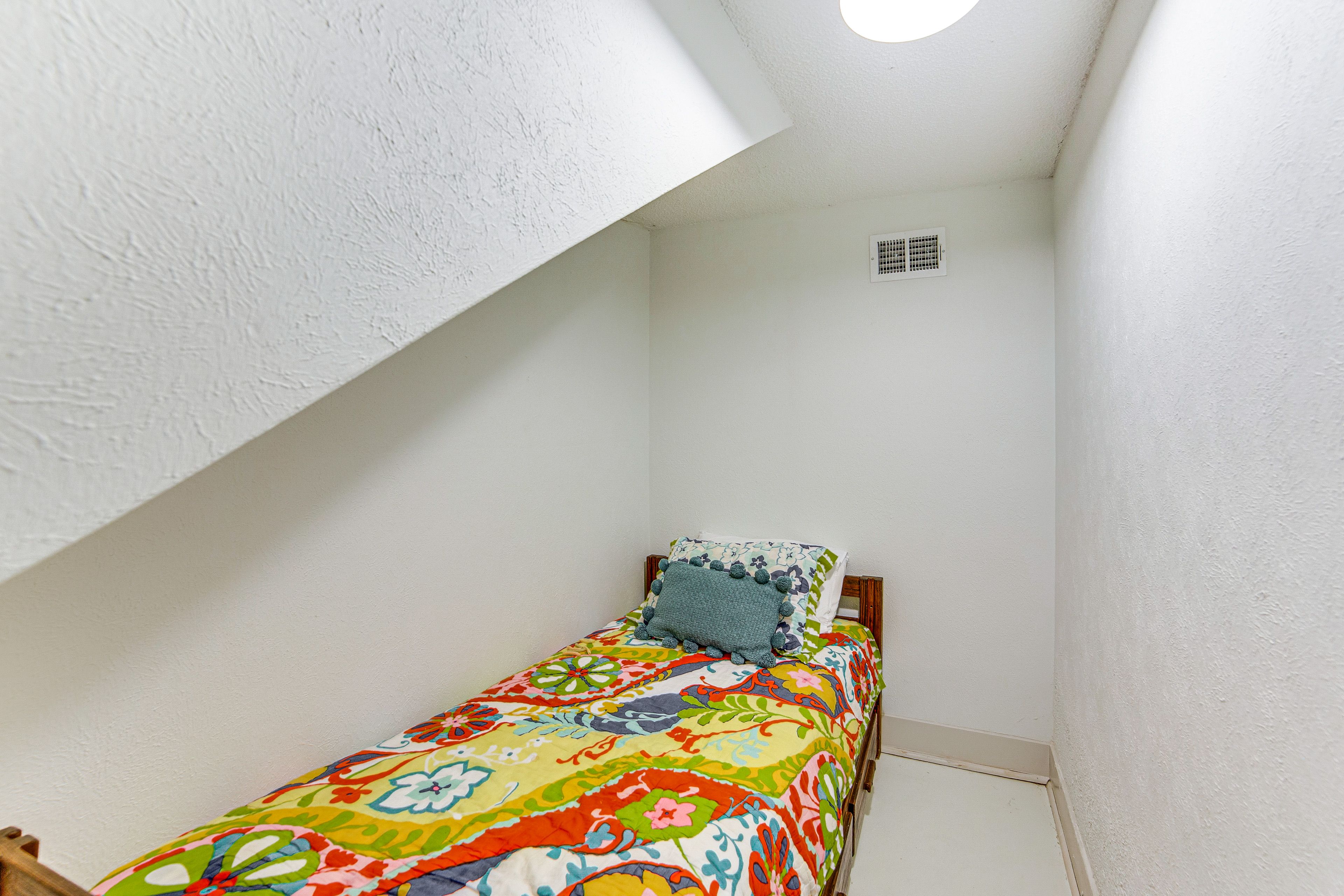 Sleeping Nook | Twin Bed