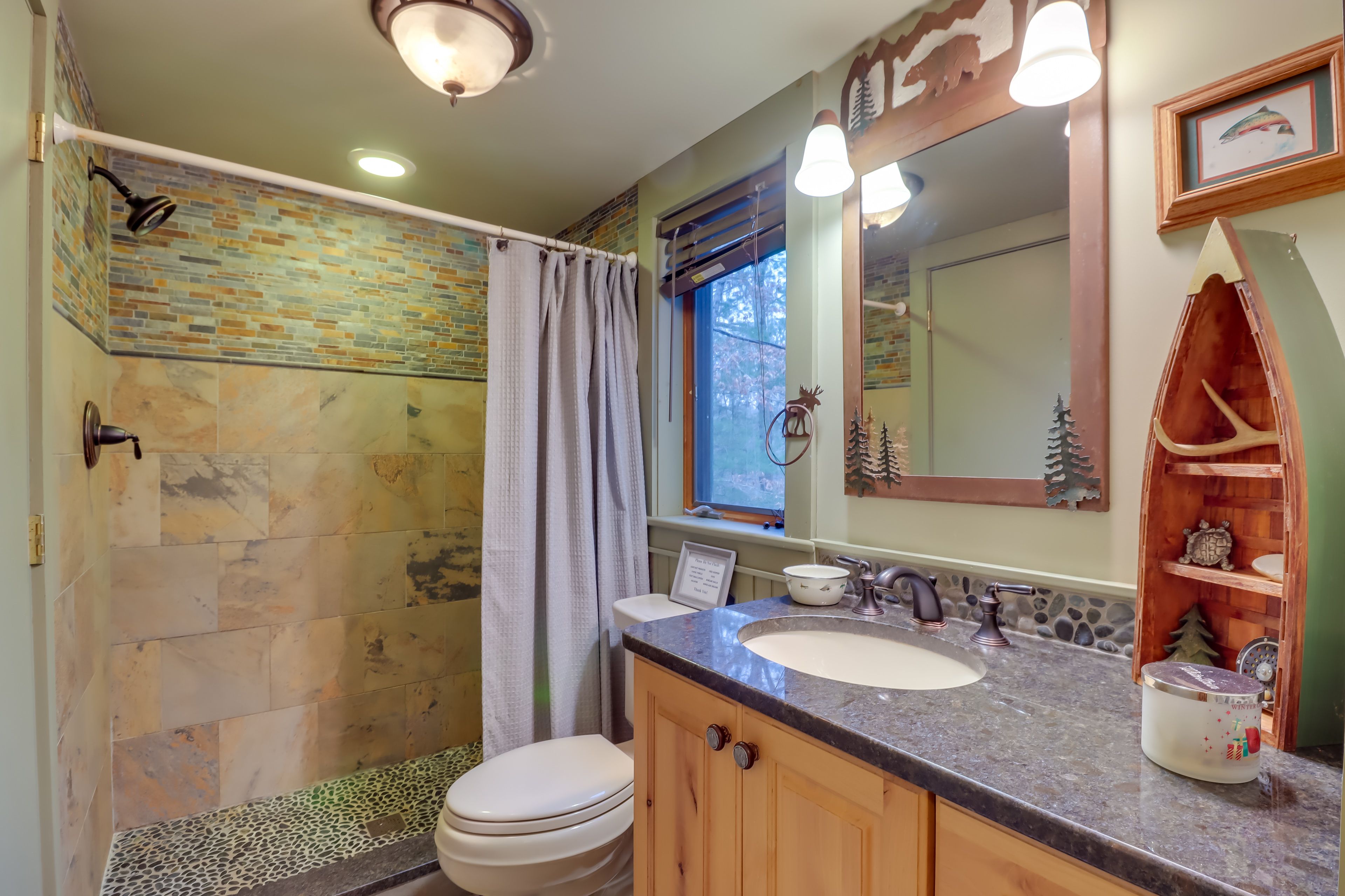 Full Bathroom | 1st Floor | Complimentary Toiletries | Towels