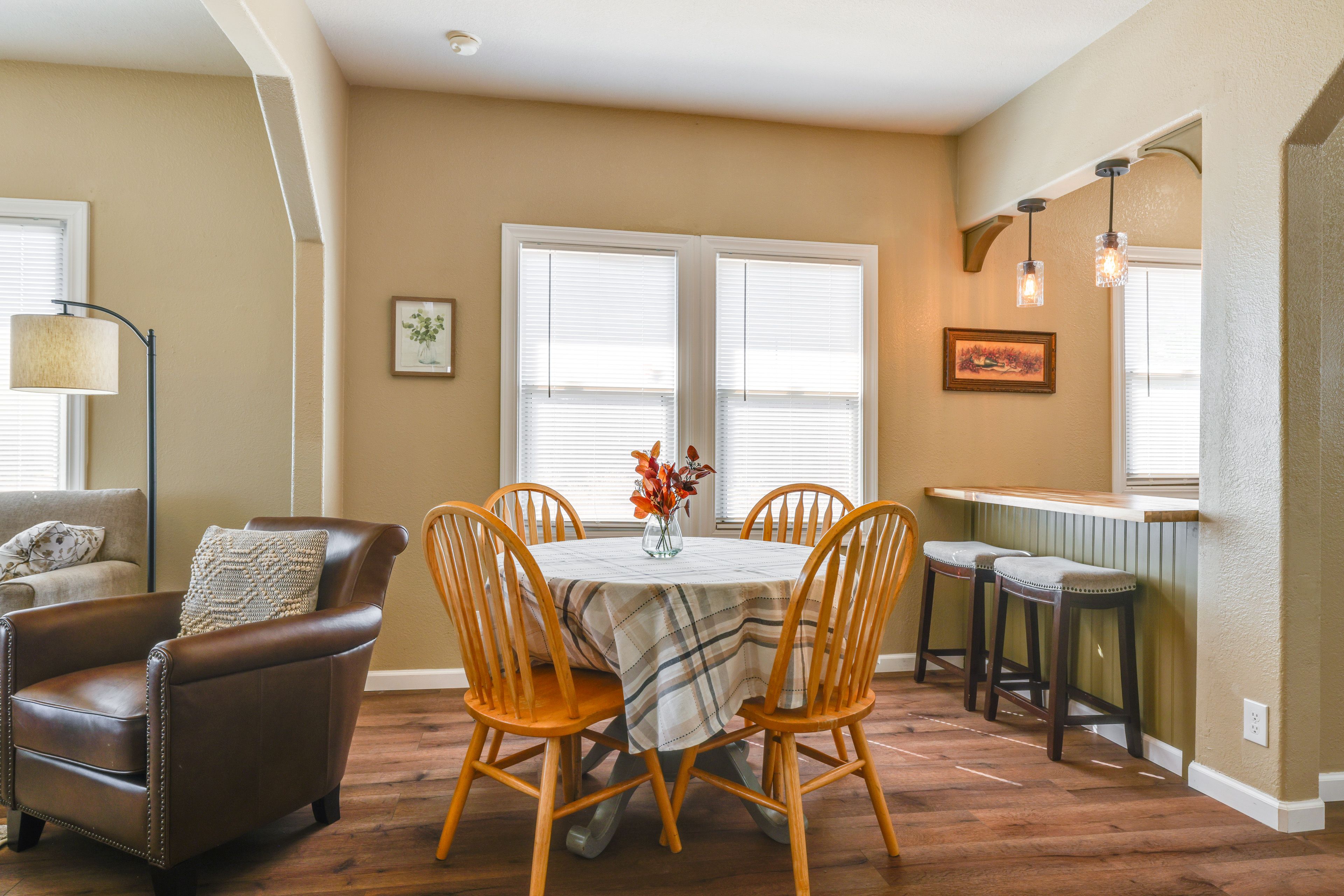 Dining Area | Dishware/Flatware Provided