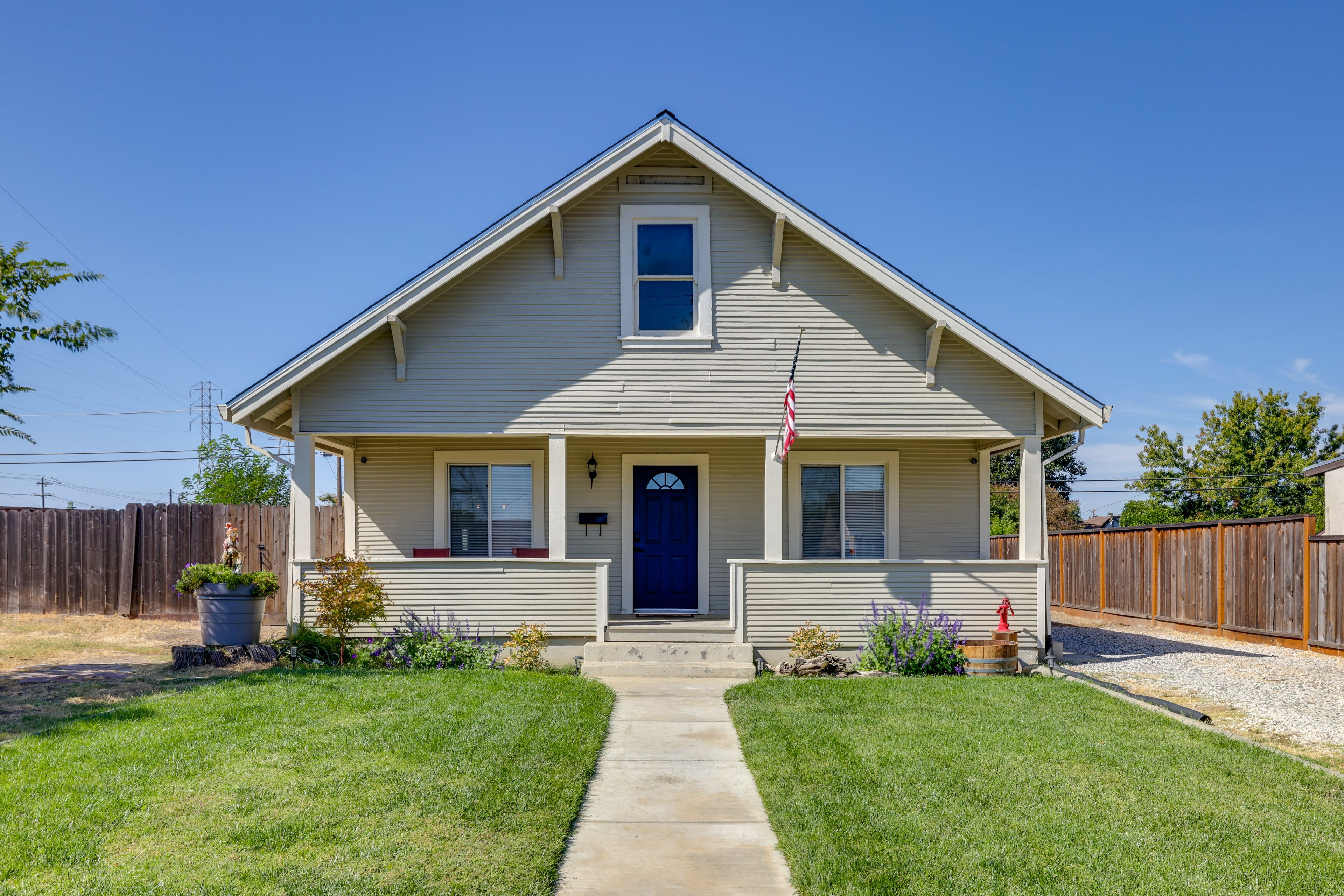 Manteca Vacation Rental | 2BR | 1BA | 960 Sq Ft | Stairs Required